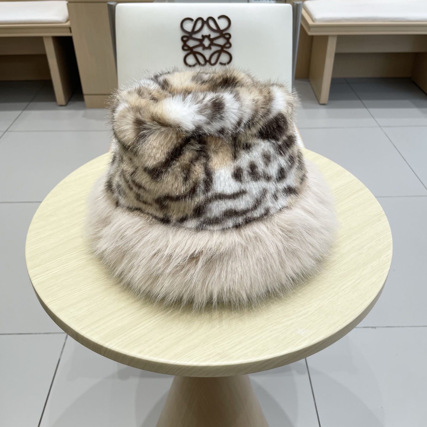 Gucci豹纹长毛现货秋冬ins风百搭保暖护耳盆帽女时尚毛绒豹纹渔夫帽ins风爆款