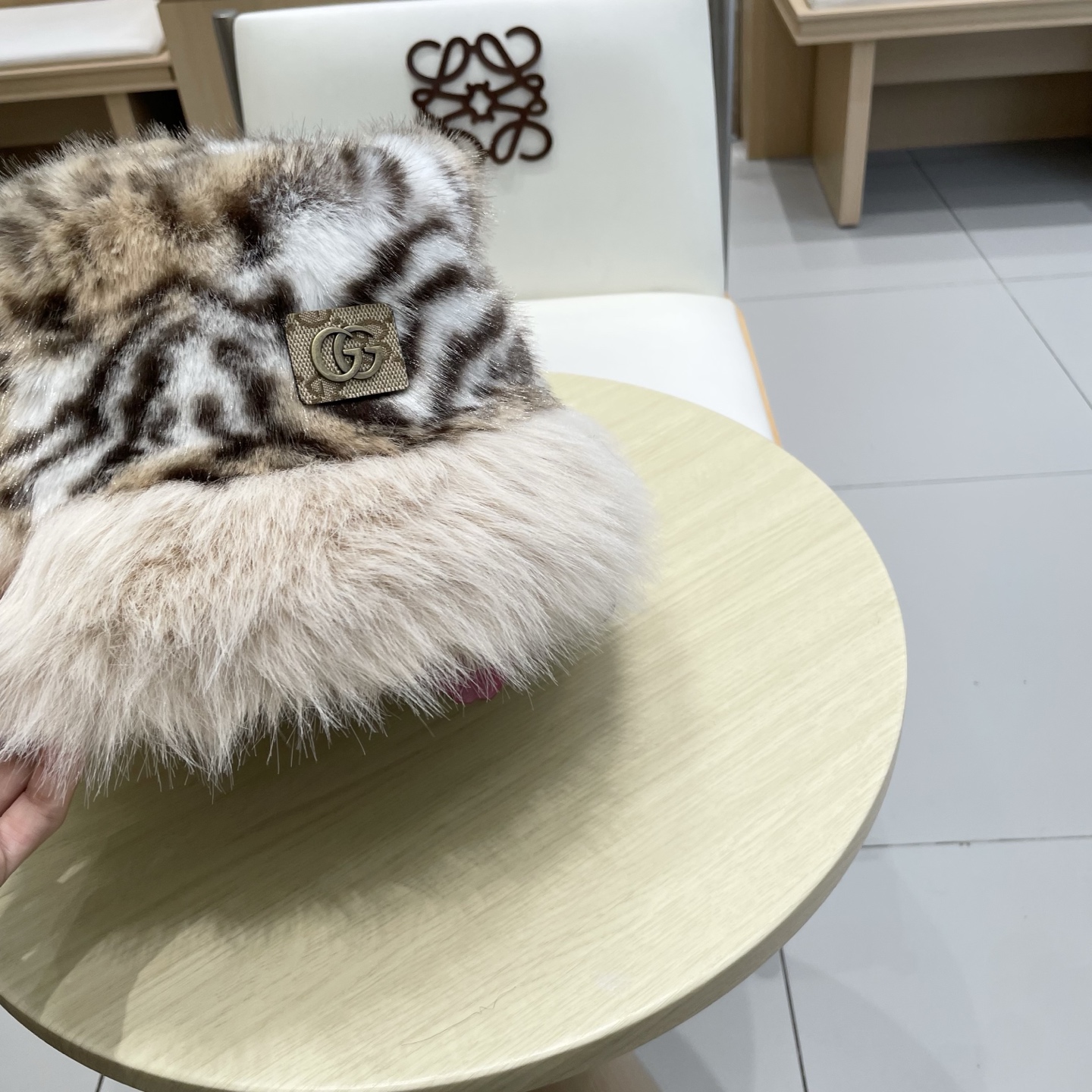 Gucci豹纹长毛现货秋冬ins风百搭保暖护耳盆帽女时尚毛绒豹纹渔夫帽ins风爆款