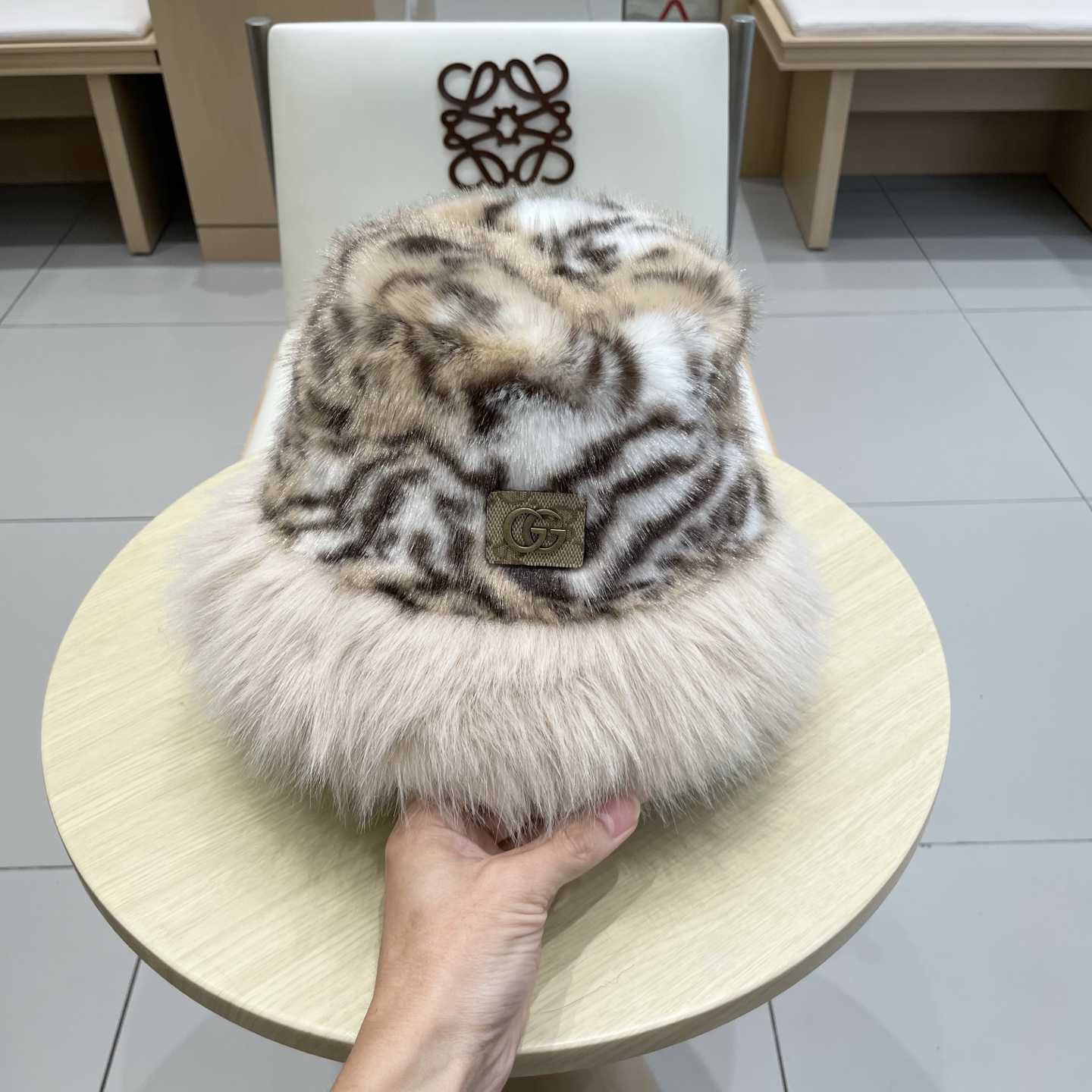 Gucci豹纹长毛现货秋冬ins风百搭保暖护耳盆帽女时尚毛绒豹纹渔夫帽ins风爆款