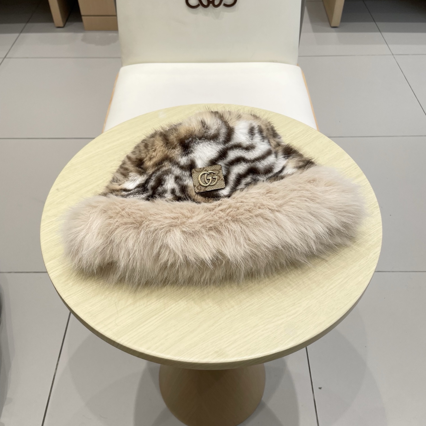 Gucci豹纹长毛现货秋冬ins风百搭保暖护耳盆帽女时尚毛绒豹纹渔夫帽ins风爆款