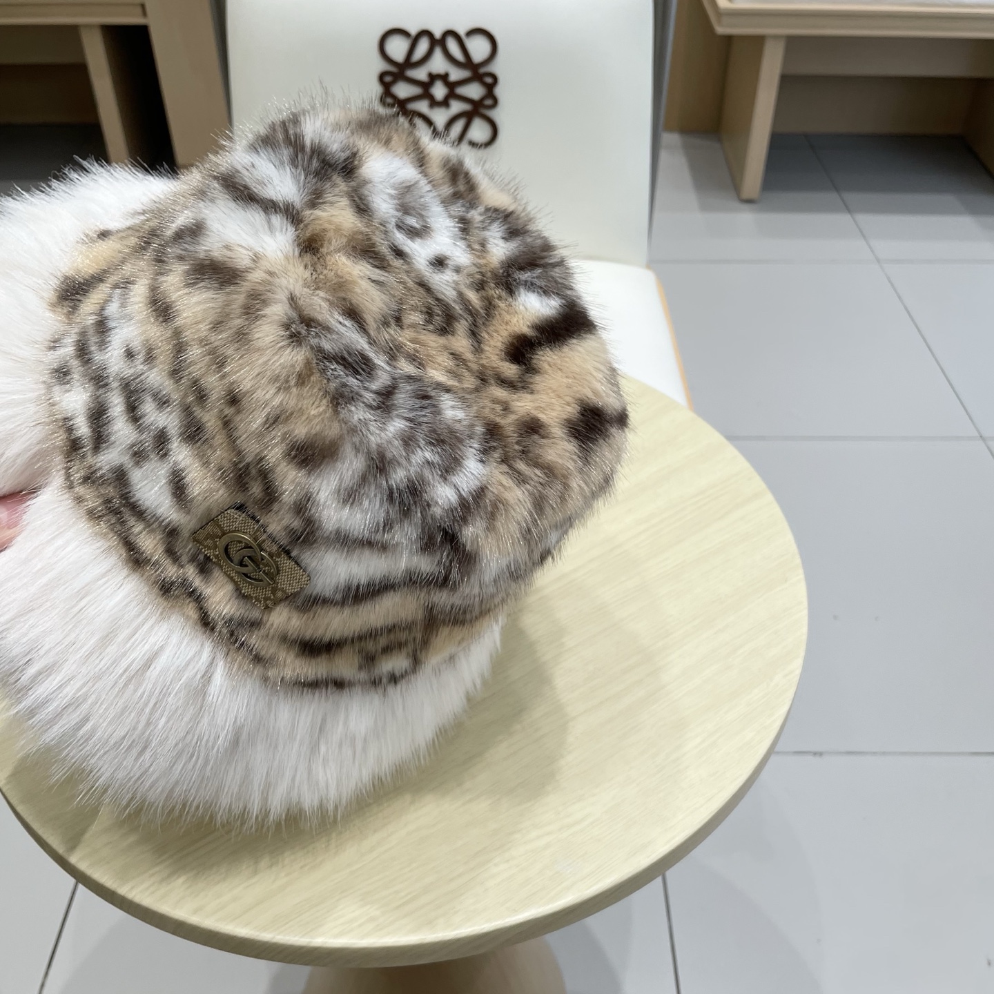 Gucci豹纹长毛现货秋冬ins风百搭保暖护耳盆帽女时尚毛绒豹纹渔夫帽ins风爆款