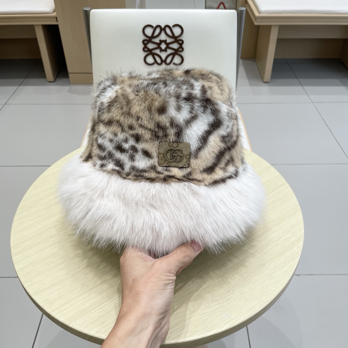 Gucci豹纹长毛现货秋冬ins风百搭保暖护耳盆帽女时尚毛绒豹纹渔夫帽ins风爆款