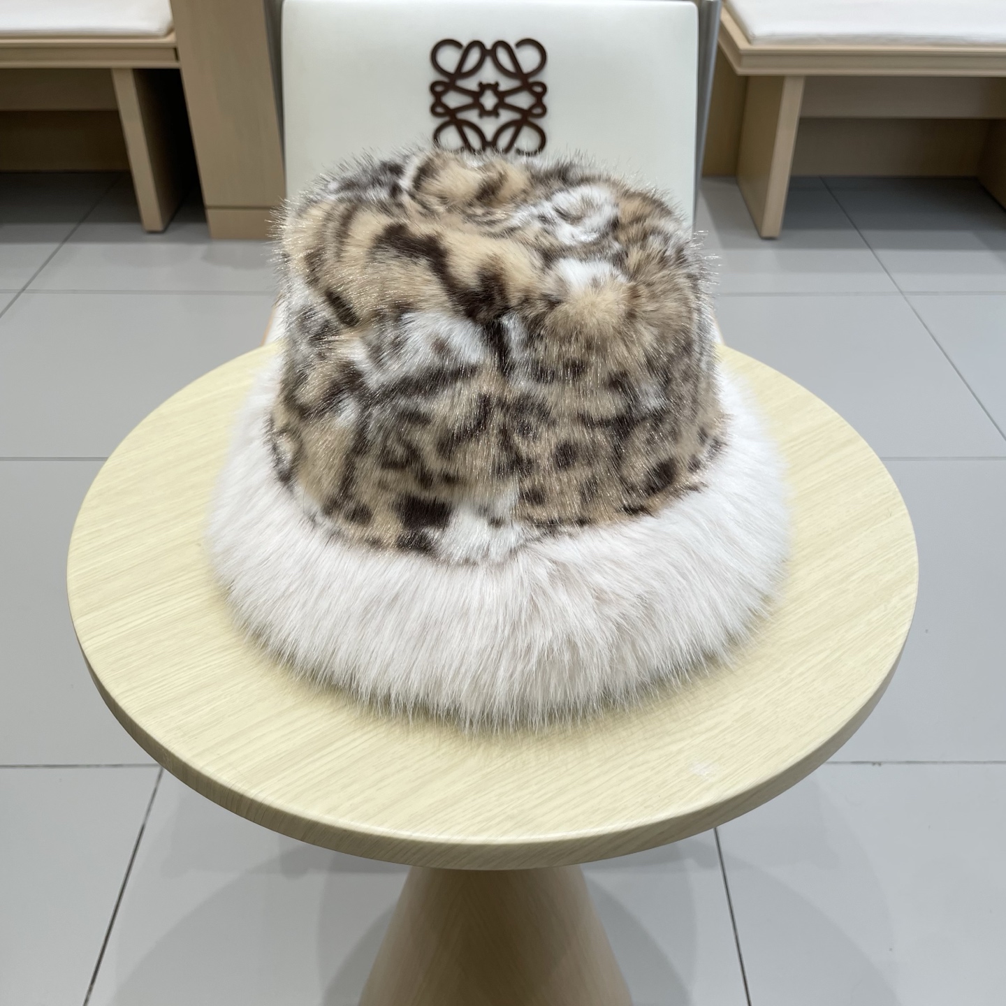 Gucci豹纹长毛现货秋冬ins风百搭保暖护耳盆帽女时尚毛绒豹纹渔夫帽ins风爆款