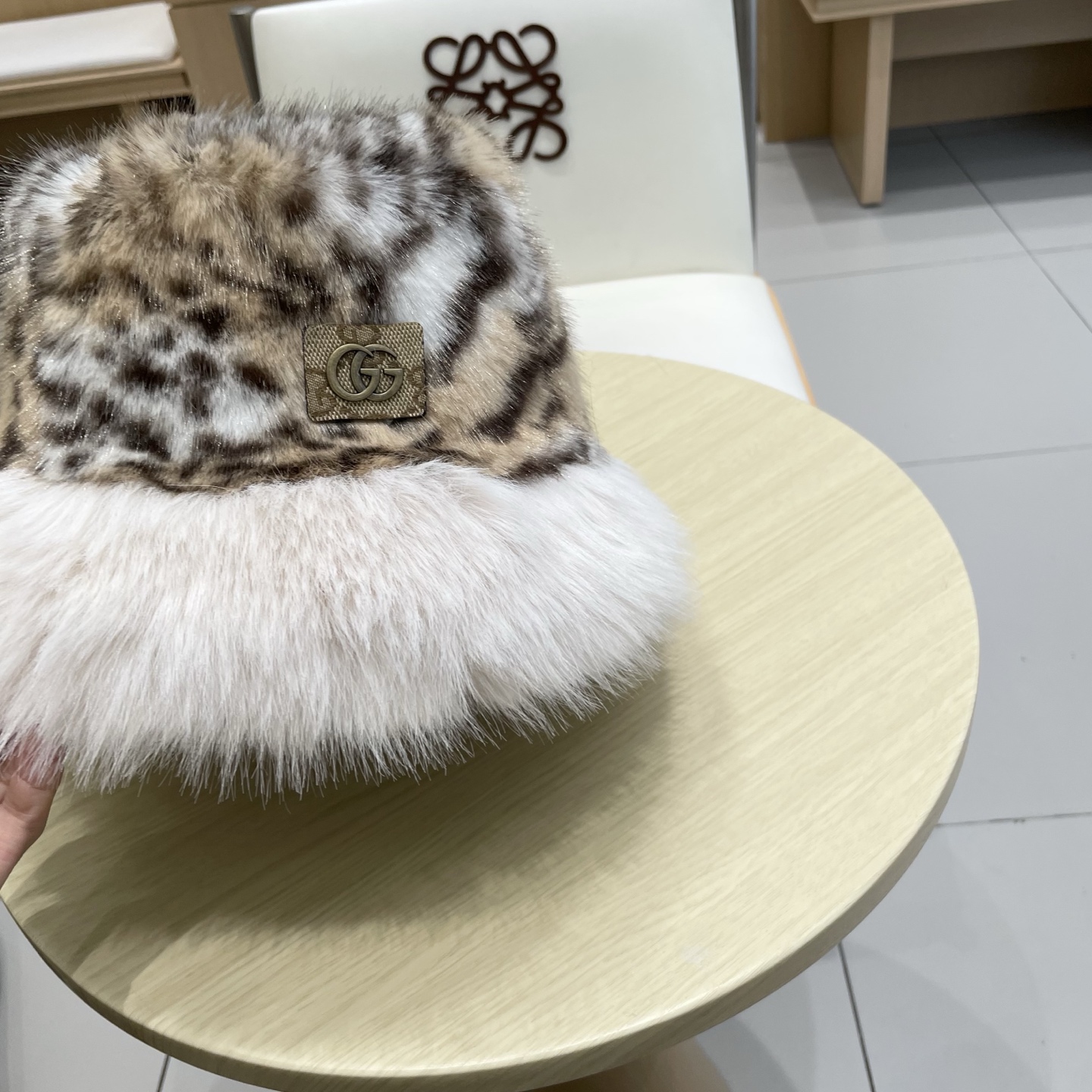 Gucci豹纹长毛现货秋冬ins风百搭保暖护耳盆帽女时尚毛绒豹纹渔夫帽ins风爆款