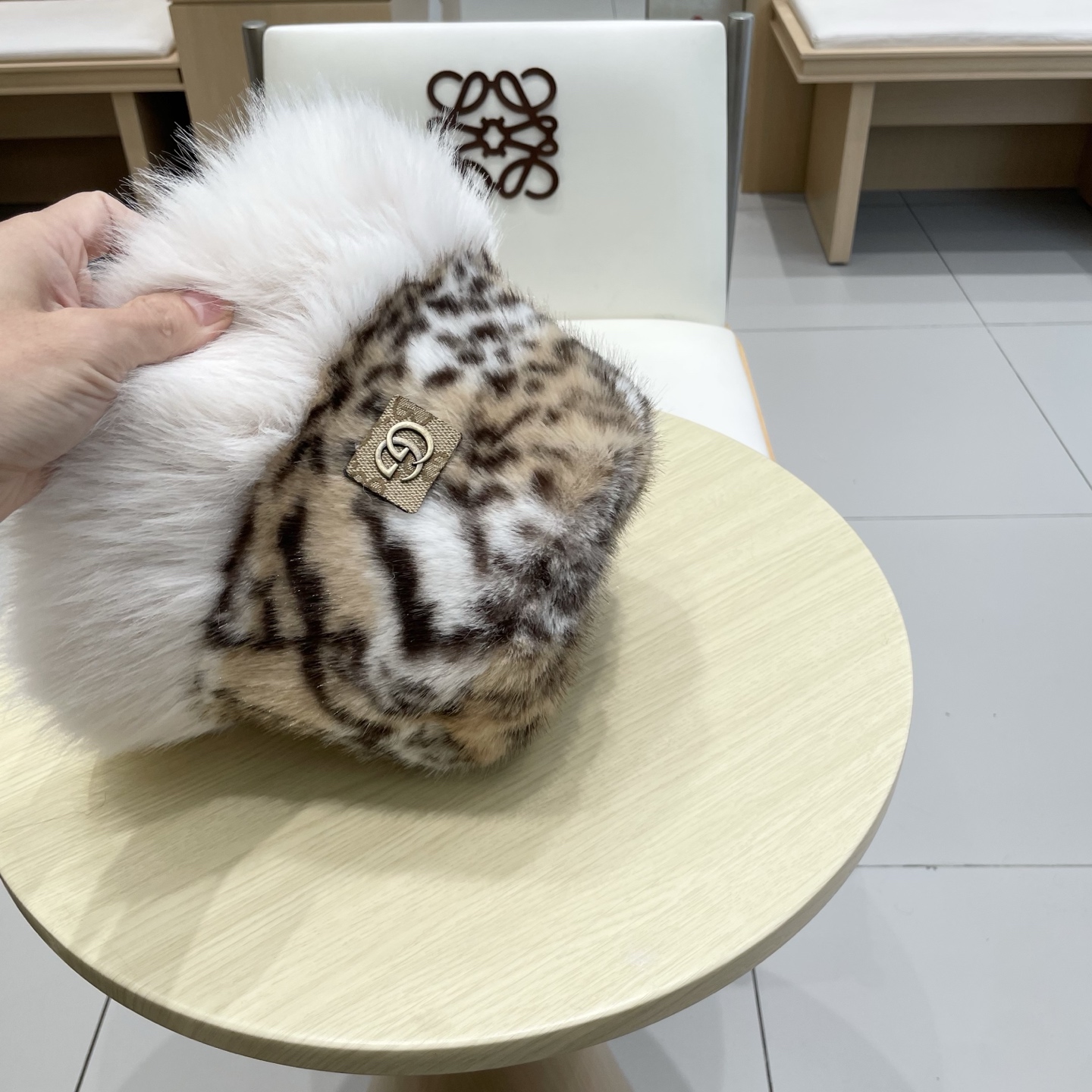 Gucci豹纹长毛现货秋冬ins风百搭保暖护耳盆帽女时尚毛绒豹纹渔夫帽ins风爆款