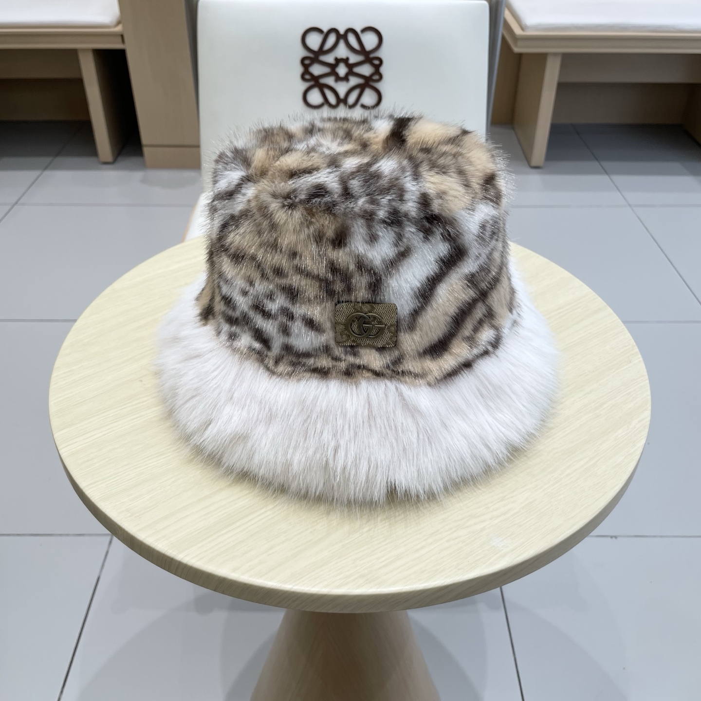 Gucci豹纹长毛现货秋冬ins风百搭保暖护耳盆帽女时尚毛绒豹纹渔夫帽ins风爆款