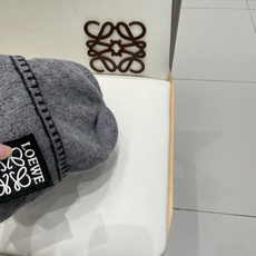 LOEWE 罗意威💠秋冬粗针织毛线帽 多色可选满足所有风格,好爱❗️ 💟💟条纹粗针织满足了我对针织帽的幻想〰️ 高颜值i LOEWE 罗意威💠秋冬粗针织毛线帽 多色可选满足所有风格,好爱❗️ 💟💟条纹粗针织满足了我对针织帽的幻想〰️ 高颜值i