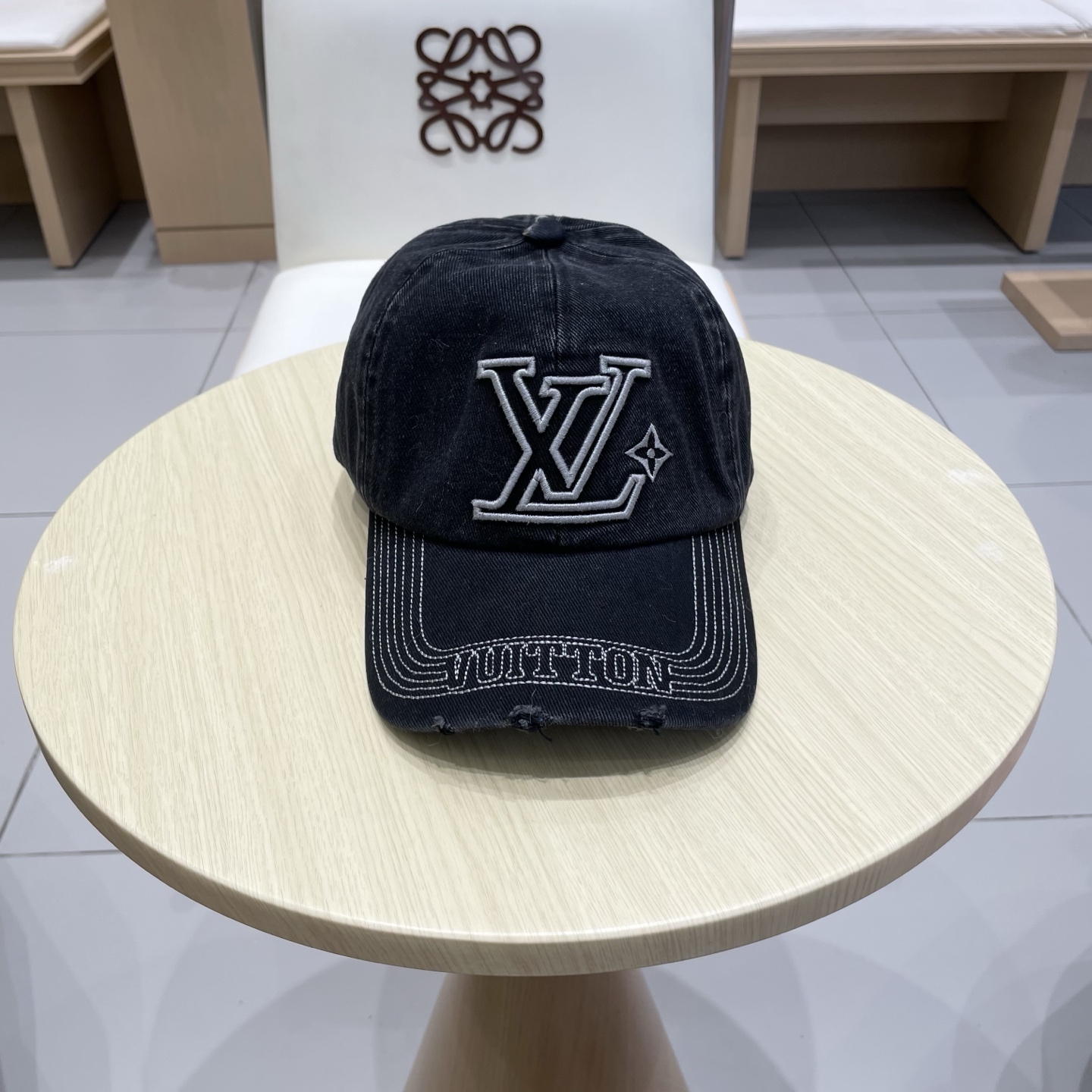 LV路易威登新款牛仔棒球帽洗水牛仔风街头风十足更符合现在时尚小哥哥小姐姐的style，机场街拍超飒！