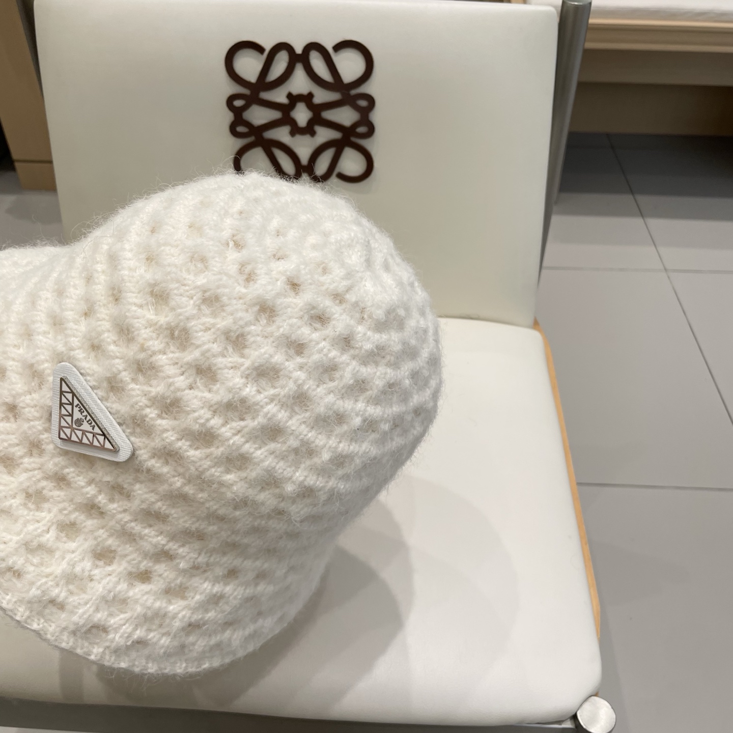 Prada普拉达双面百搭大镂空低调复古保暖护耳秋冬优雅女式显脸小针织渔夫盆帽