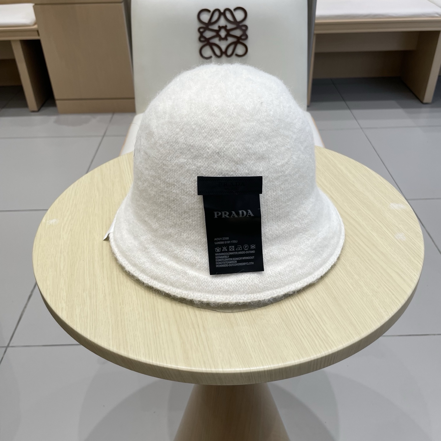 Prada普拉达双面百搭大镂空低调复古保暖护耳秋冬优雅女式显脸小针织渔夫盆帽