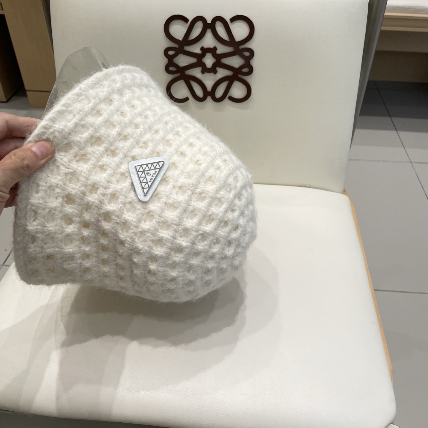 Prada普拉达双面百搭大镂空低调复古保暖护耳秋冬优雅女式显脸小针织渔夫盆帽