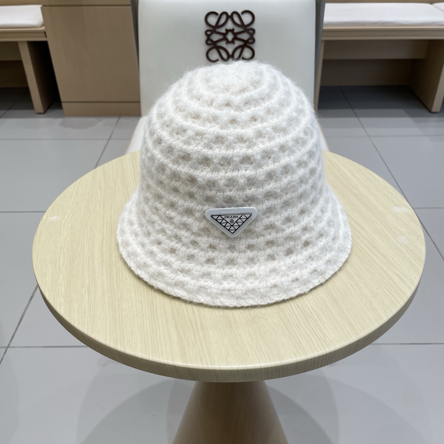 Prada普拉达双面百搭大镂空低调复古保暖护耳秋冬优雅女式显脸小针织渔夫盆帽