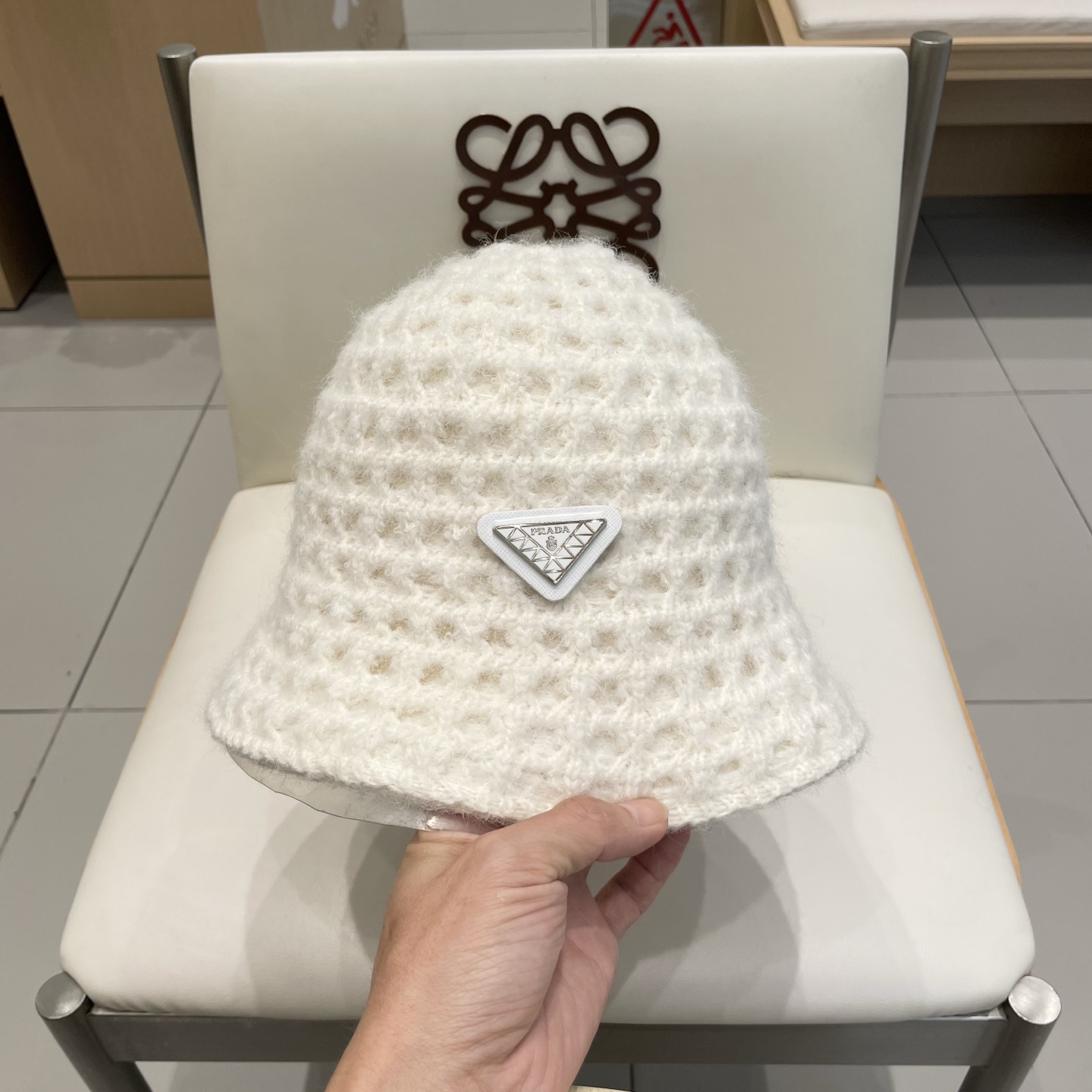 Prada普拉达双面百搭大镂空低调复古保暖护耳秋冬优雅女式显脸小针织渔夫盆帽