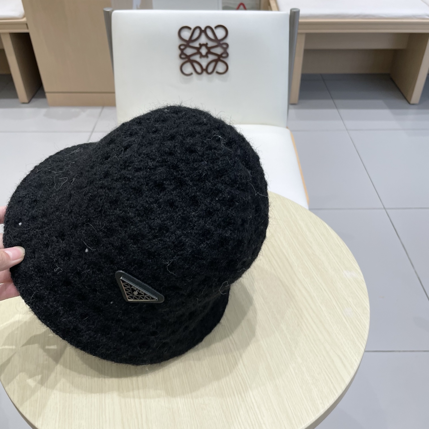 Prada普拉达双面百搭大镂空低调复古保暖护耳秋冬优雅女式显脸小针织渔夫盆帽