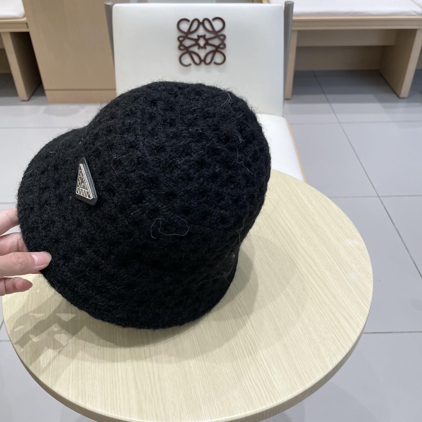 Prada普拉达双面百搭大镂空低调复古保暖护耳秋冬优雅女式显脸小针织渔夫盆帽