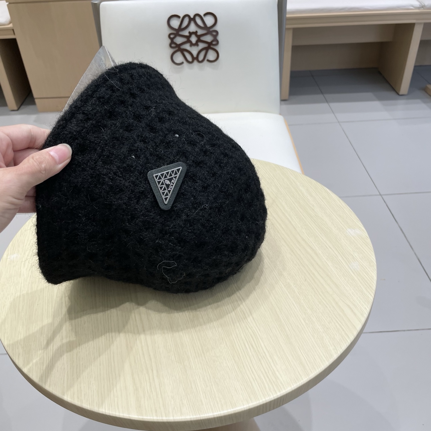 Prada普拉达双面百搭大镂空低调复古保暖护耳秋冬优雅女式显脸小针织渔夫盆帽