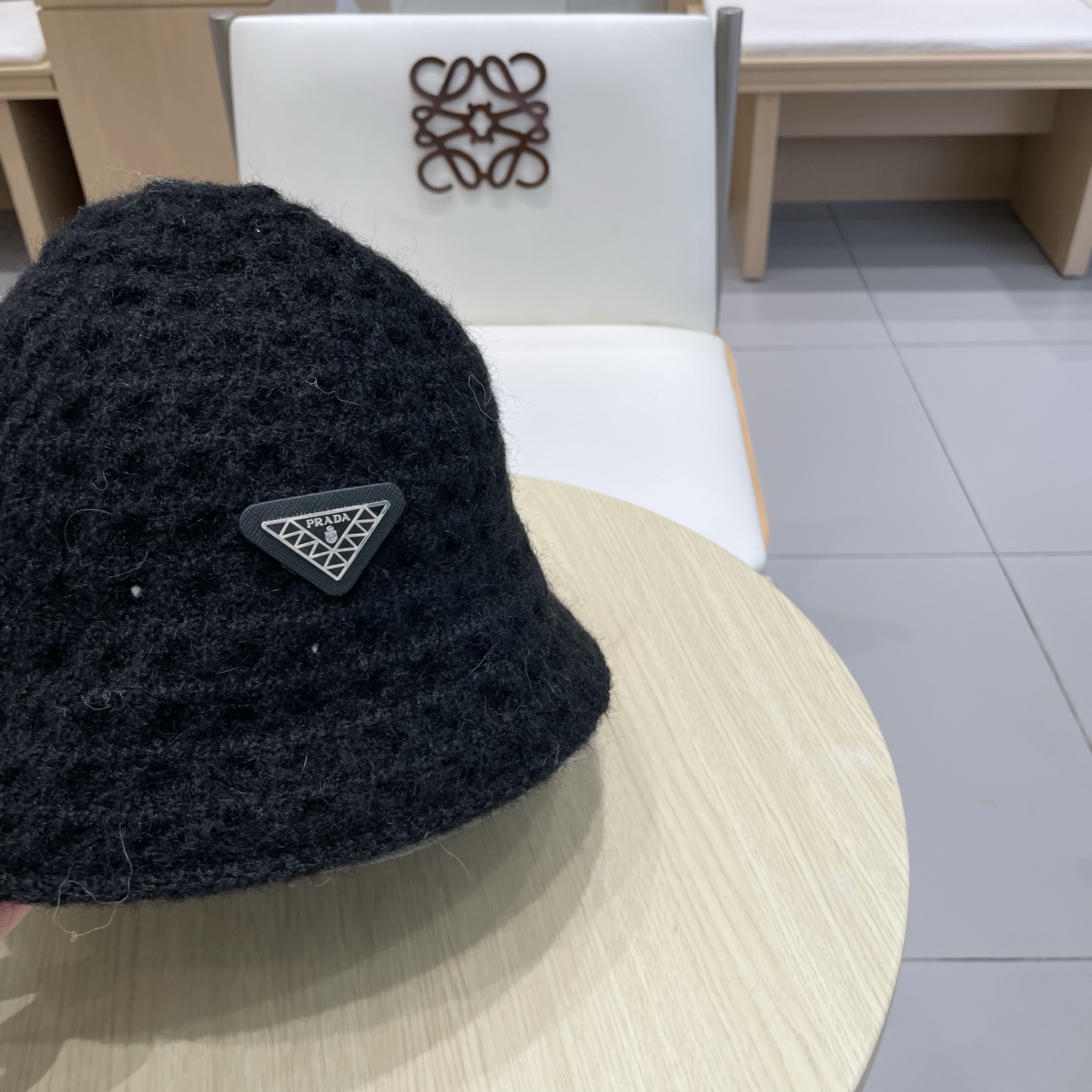 Prada普拉达双面百搭大镂空低调复古保暖护耳秋冬优雅女式显脸小针织渔夫盆帽
