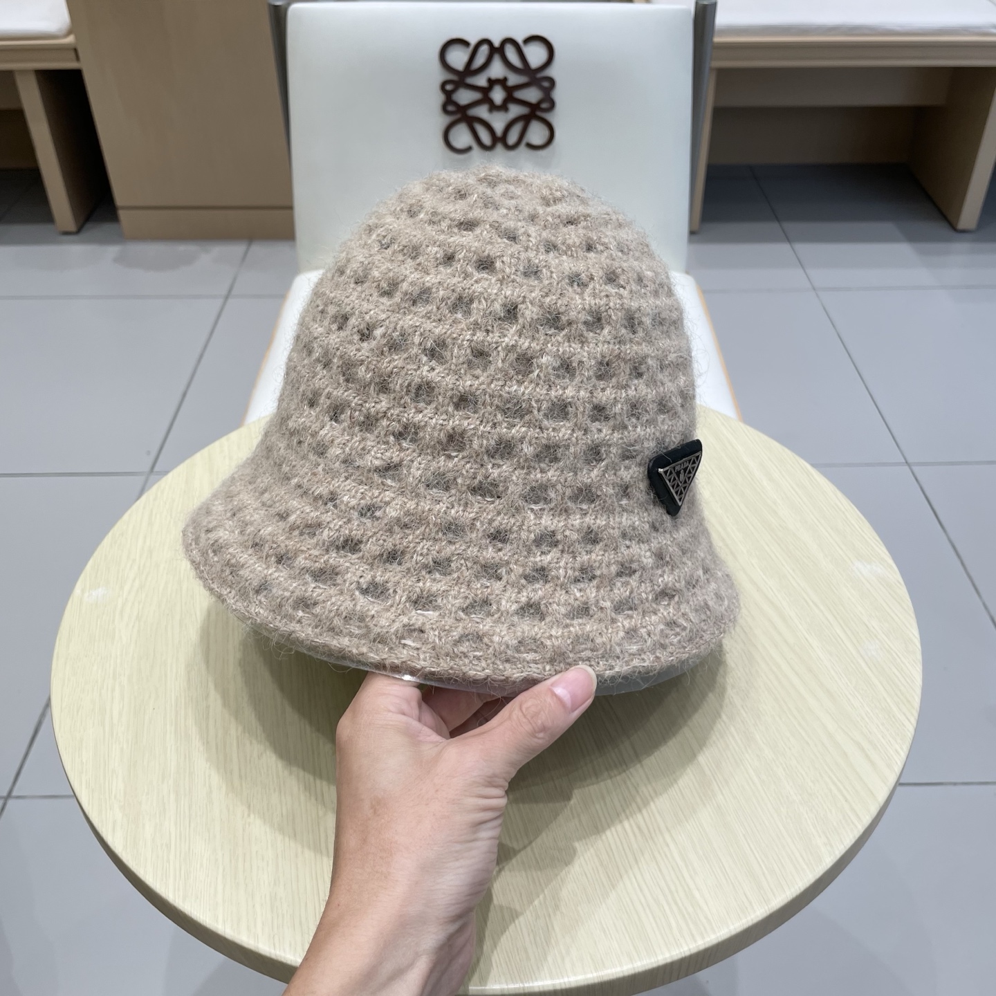 Prada普拉达双面百搭大镂空低调复古保暖护耳秋冬优雅女式显脸小针织渔夫盆帽