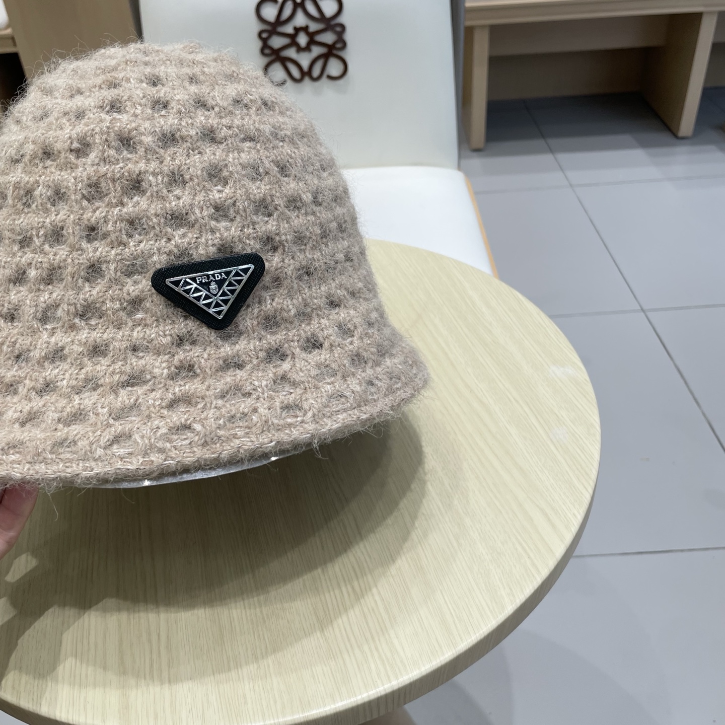 Prada普拉达双面百搭大镂空低调复古保暖护耳秋冬优雅女式显脸小针织渔夫盆帽