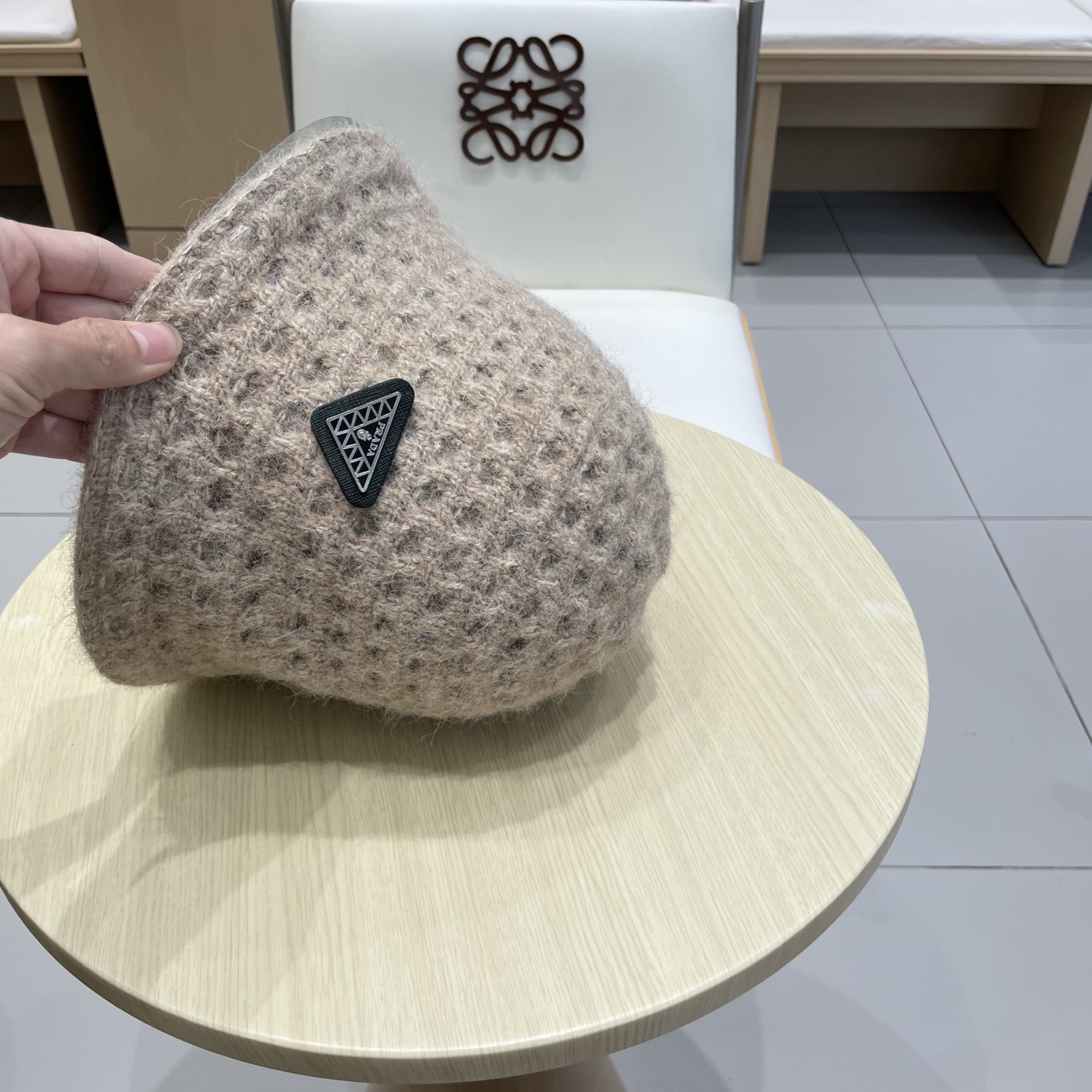 Prada普拉达双面百搭大镂空低调复古保暖护耳秋冬优雅女式显脸小针织渔夫盆帽