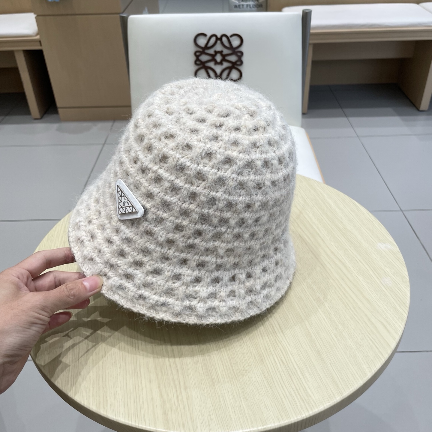 Prada普拉达双面百搭大镂空低调复古保暖护耳秋冬优雅女式显脸小针织渔夫盆帽