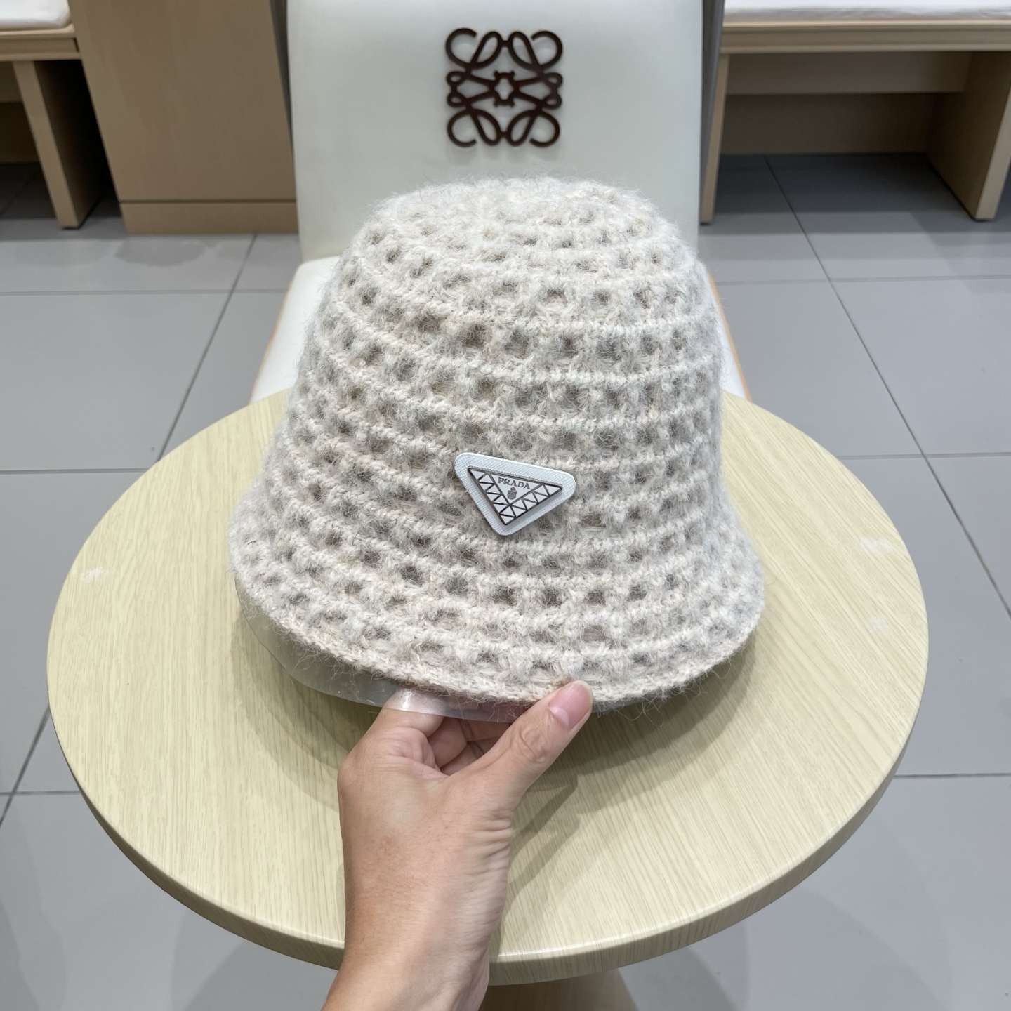 Prada普拉达双面百搭大镂空低调复古保暖护耳秋冬优雅女式显脸小针织渔夫盆帽