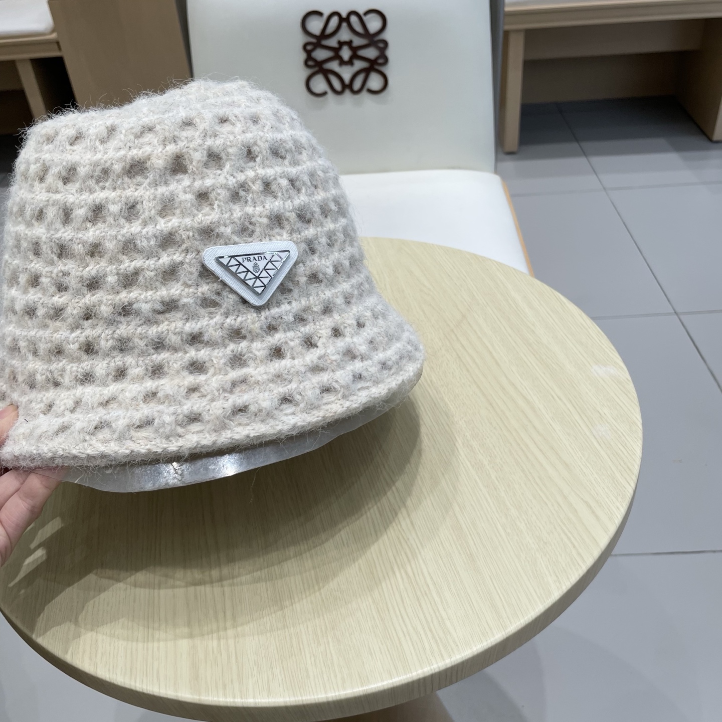Prada普拉达双面百搭大镂空低调复古保暖护耳秋冬优雅女式显脸小针织渔夫盆帽