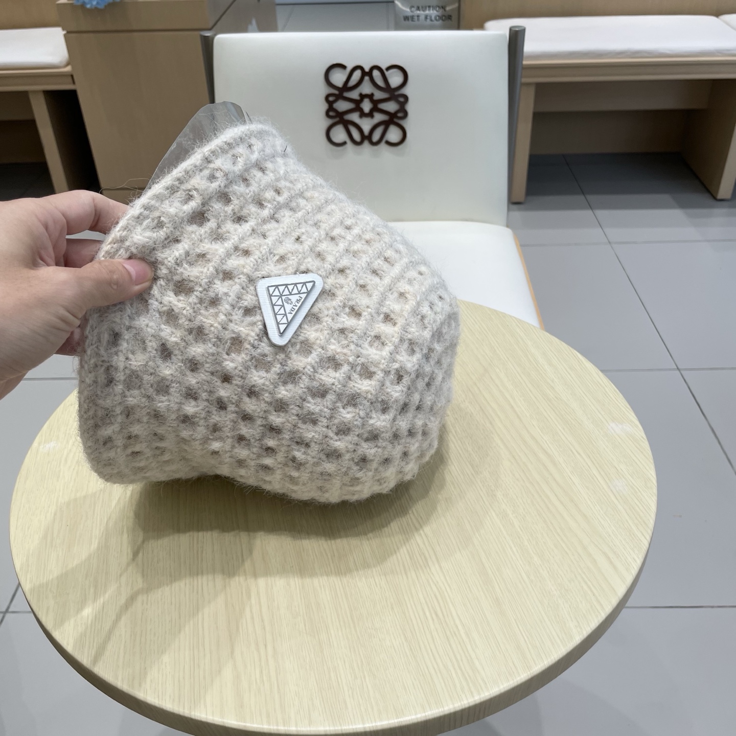 Prada普拉达双面百搭大镂空低调复古保暖护耳秋冬优雅女式显脸小针织渔夫盆帽