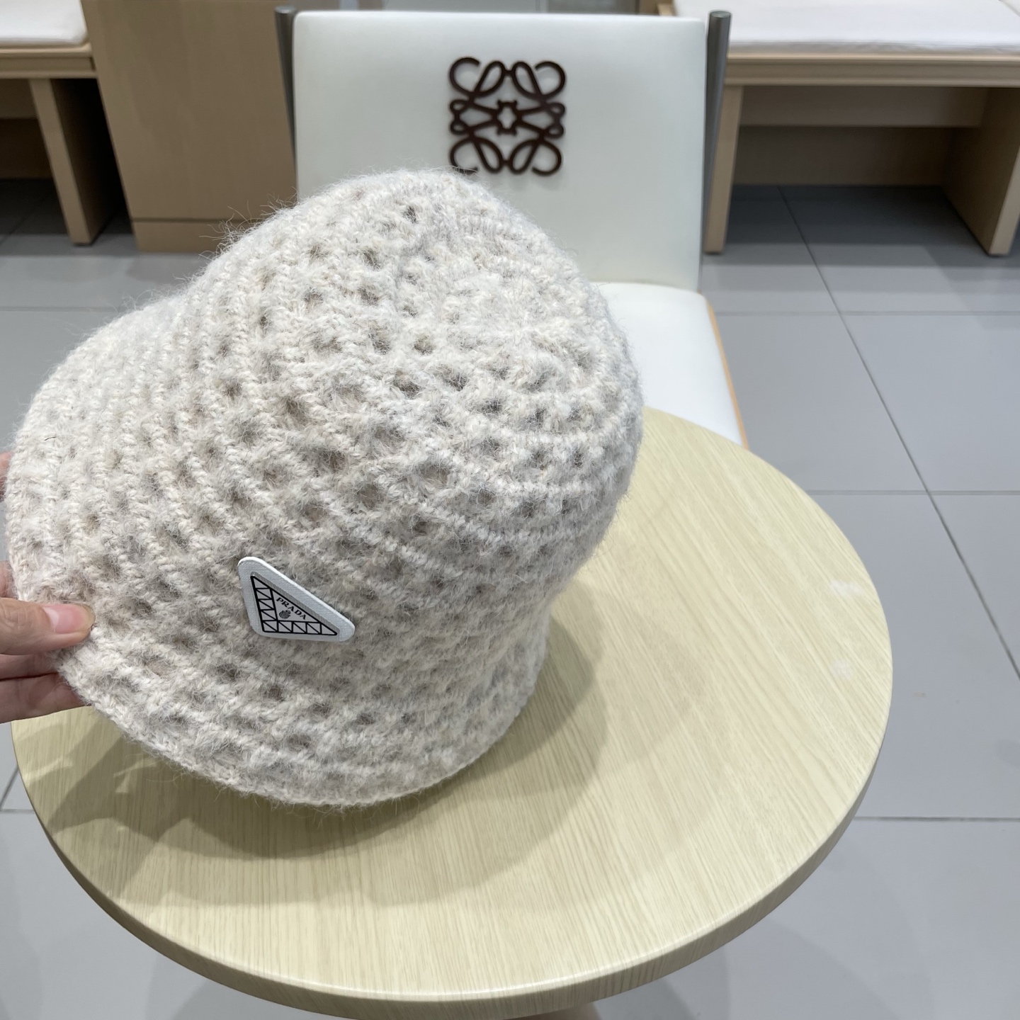 Prada普拉达双面百搭大镂空低调复古保暖护耳秋冬优雅女式显脸小针织渔夫盆帽