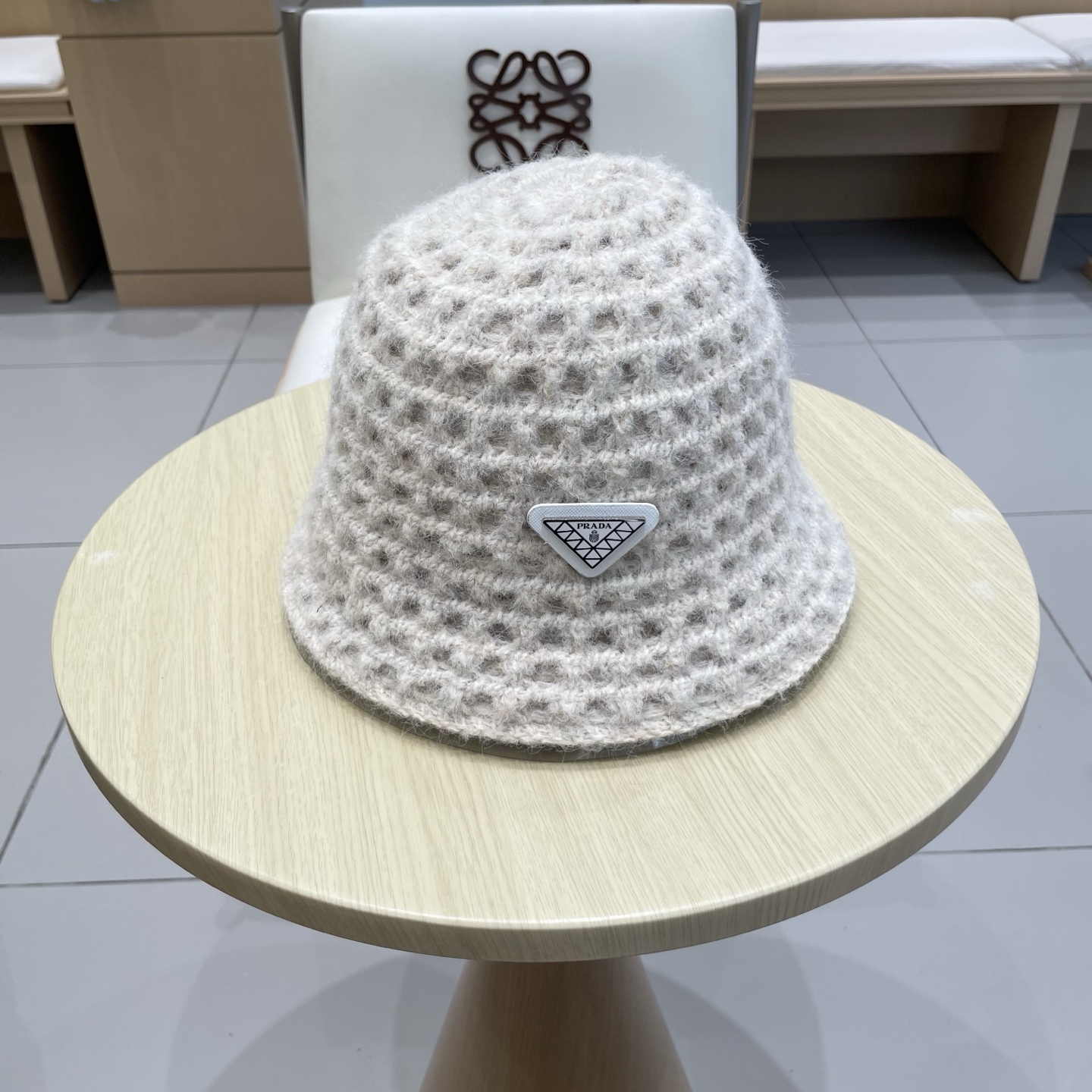 Prada普拉达双面百搭大镂空低调复古保暖护耳秋冬优雅女式显脸小针织渔夫盆帽