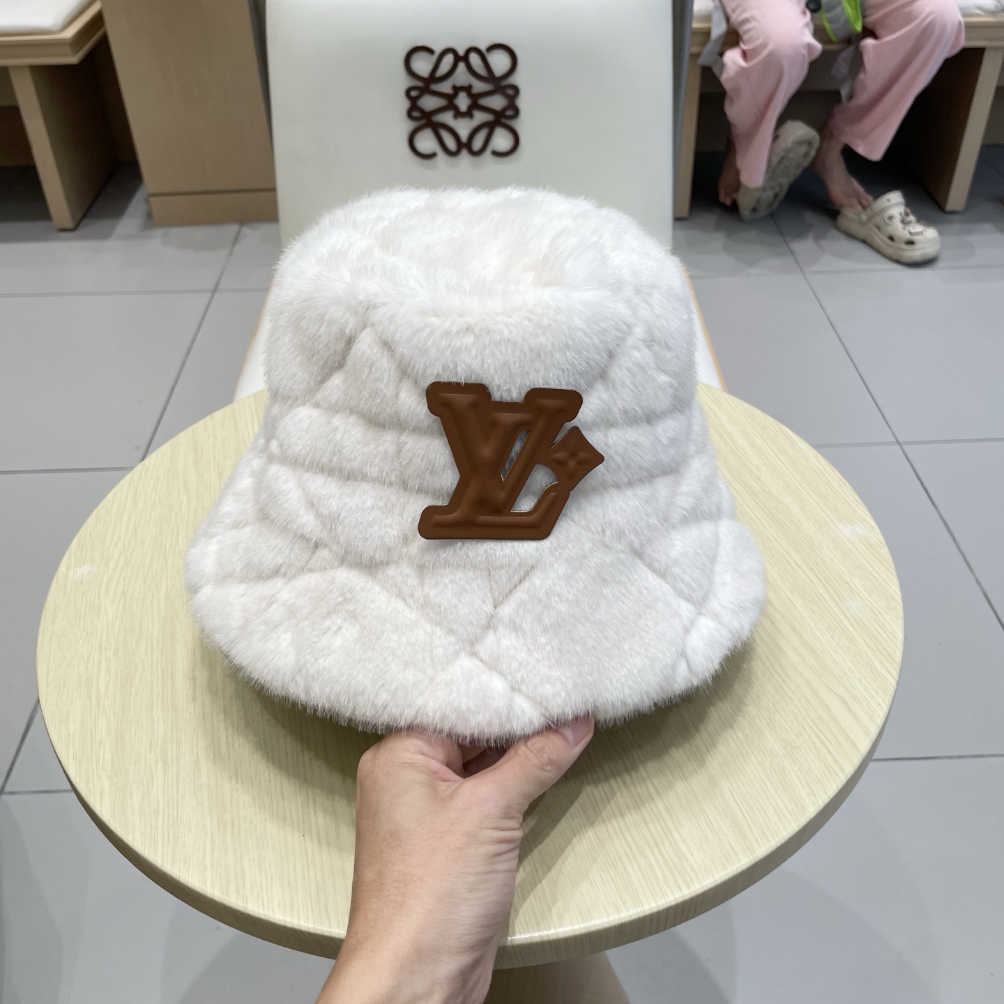 LV(路易威登百搭渔夫帽女冬季毛绒绒户外保暖立体质感时尚高端盆帽显脸小防风