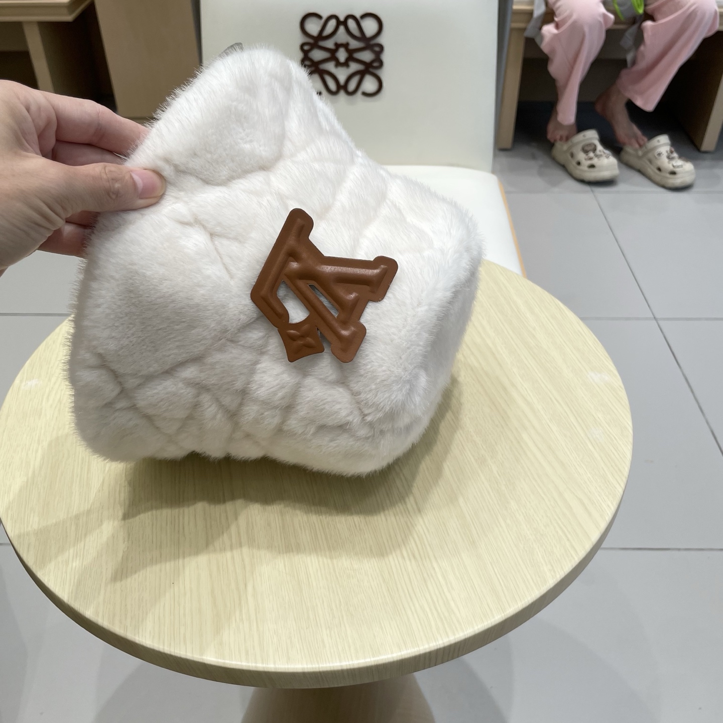 LV(路易威登百搭渔夫帽女冬季毛绒绒户外保暖立体质感时尚高端盆帽显脸小防风