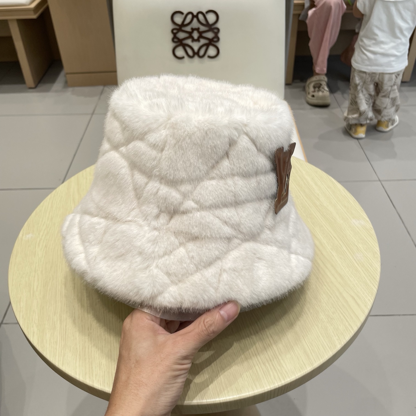 LV(路易威登百搭渔夫帽女冬季毛绒绒户外保暖立体质感时尚高端盆帽显脸小防风