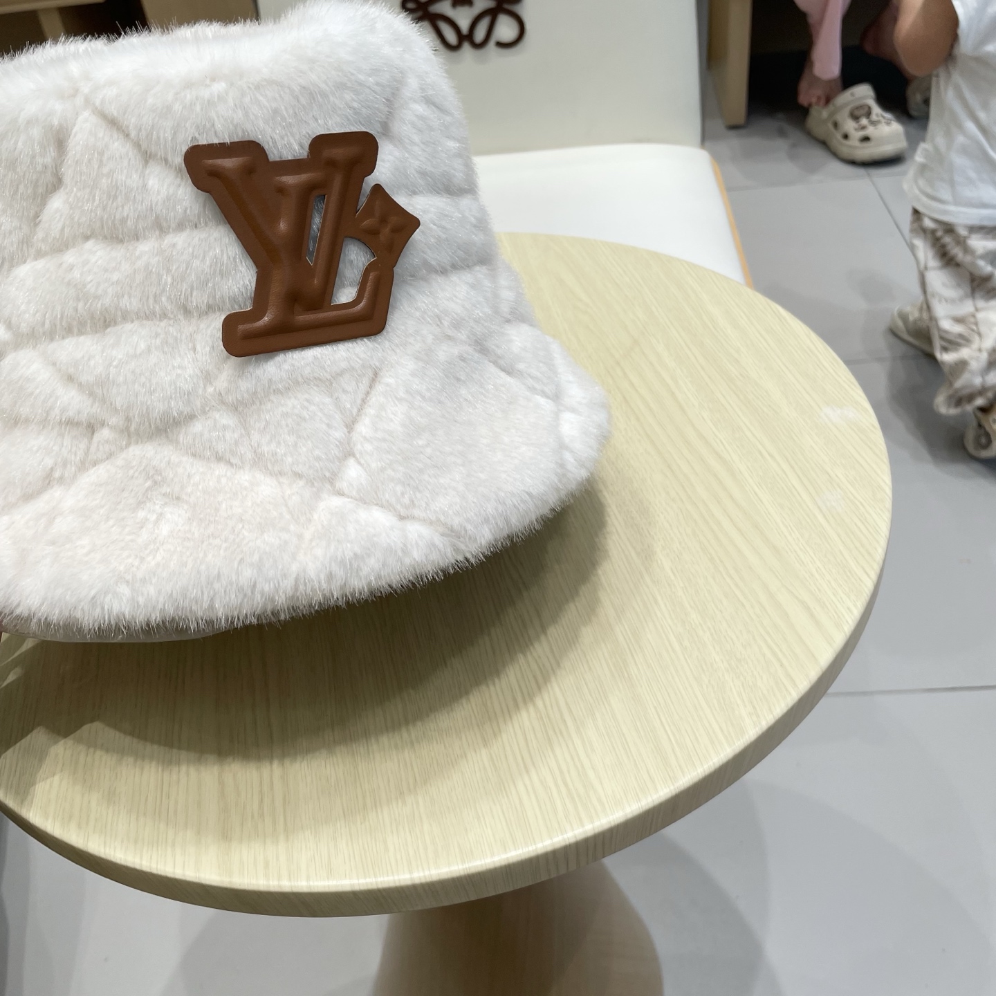 LV(路易威登百搭渔夫帽女冬季毛绒绒户外保暖立体质感时尚高端盆帽显脸小防风