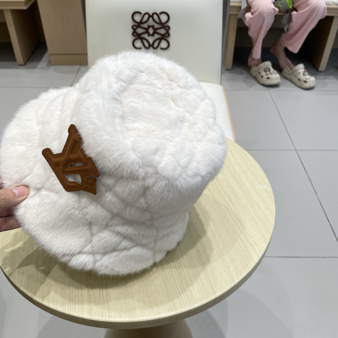 LV(路易威登百搭渔夫帽女冬季毛绒绒户外保暖立体质感时尚高端盆帽显脸小防风