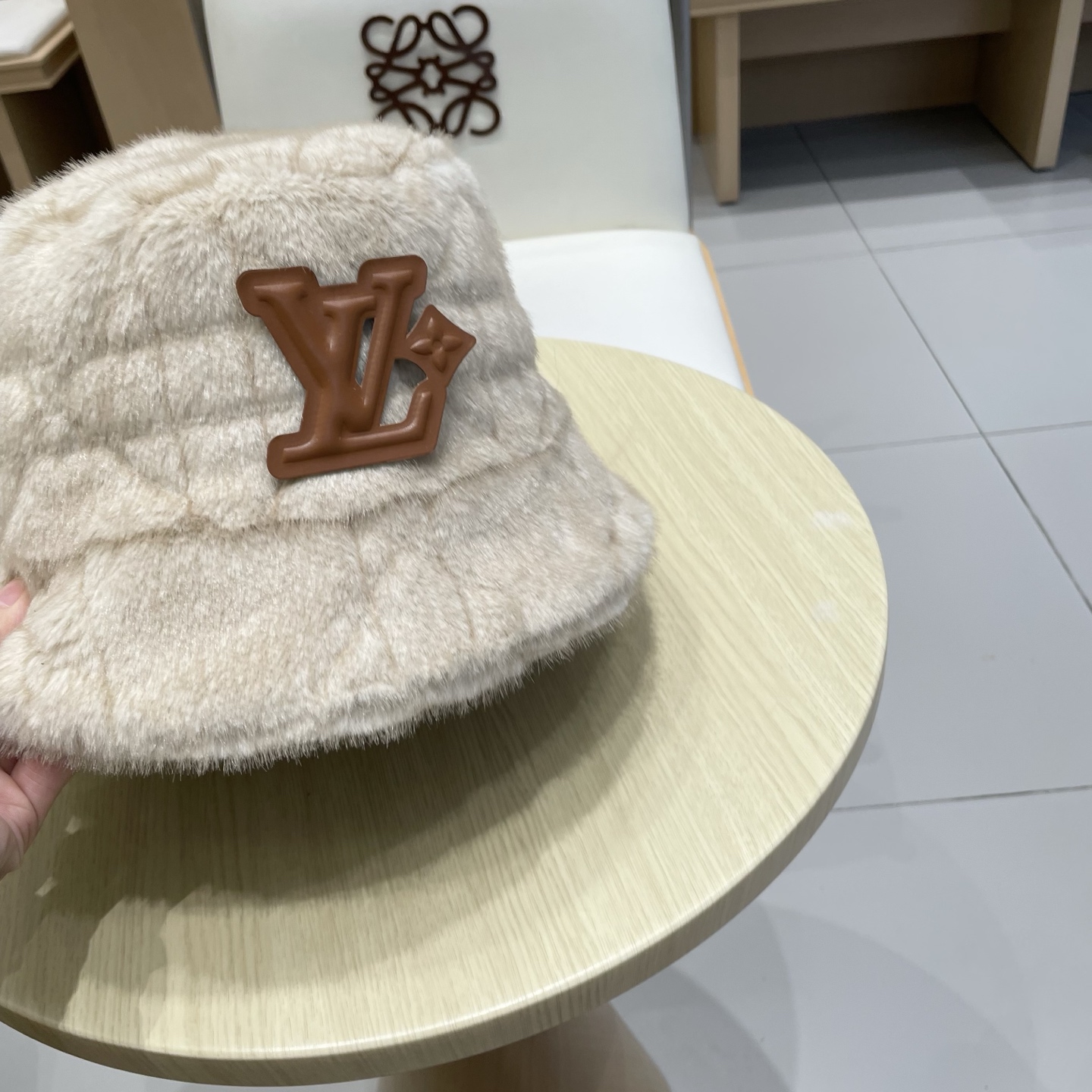 LV(路易威登百搭渔夫帽女冬季毛绒绒户外保暖立体质感时尚高端盆帽显脸小防风