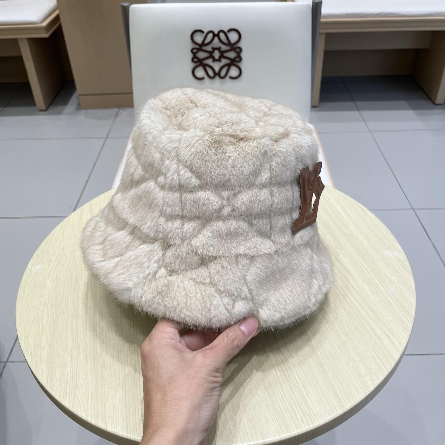 LV(路易威登百搭渔夫帽女冬季毛绒绒户外保暖立体质感时尚高端盆帽显脸小防风