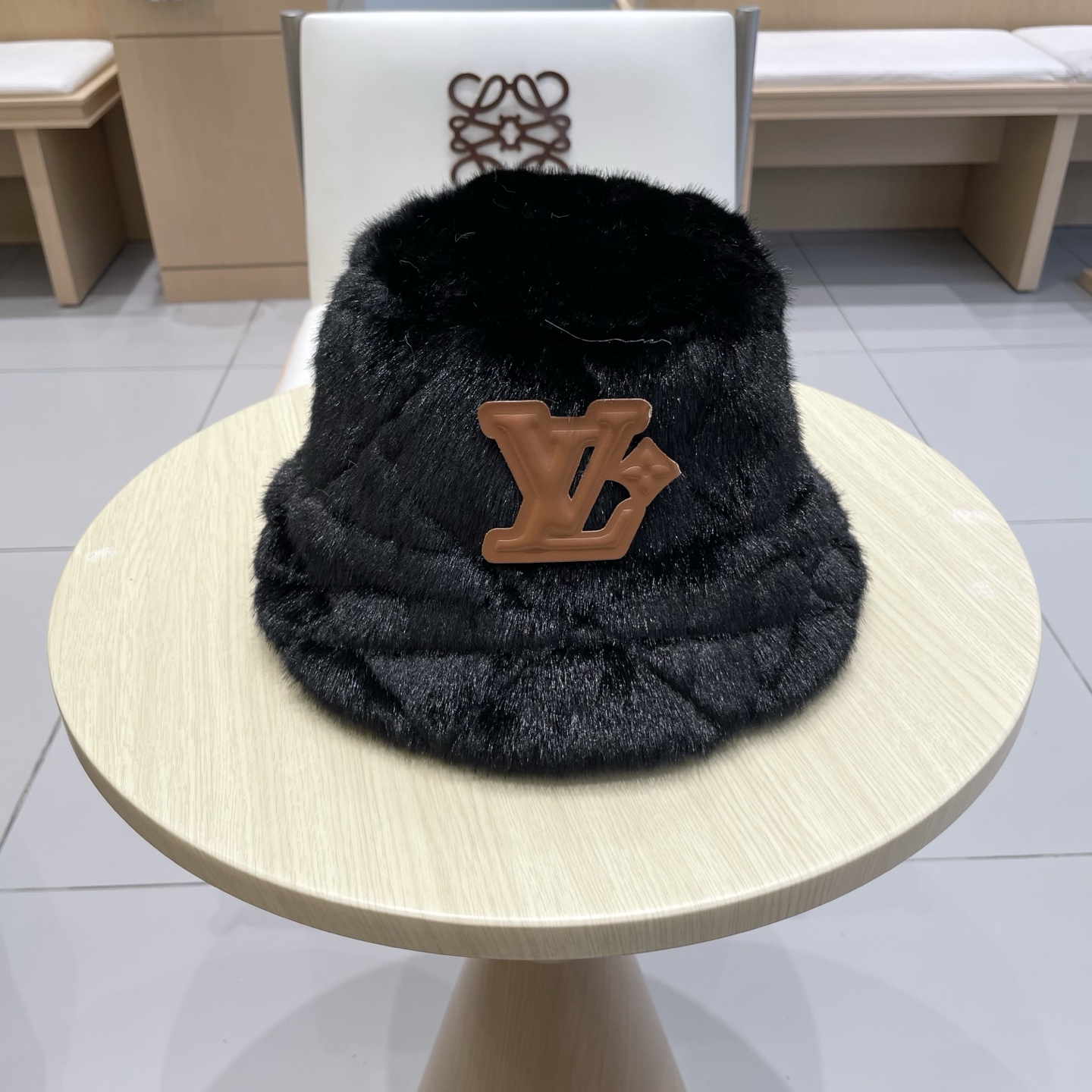 LV(路易威登百搭渔夫帽女冬季毛绒绒户外保暖立体质感时尚高端盆帽显脸小防风