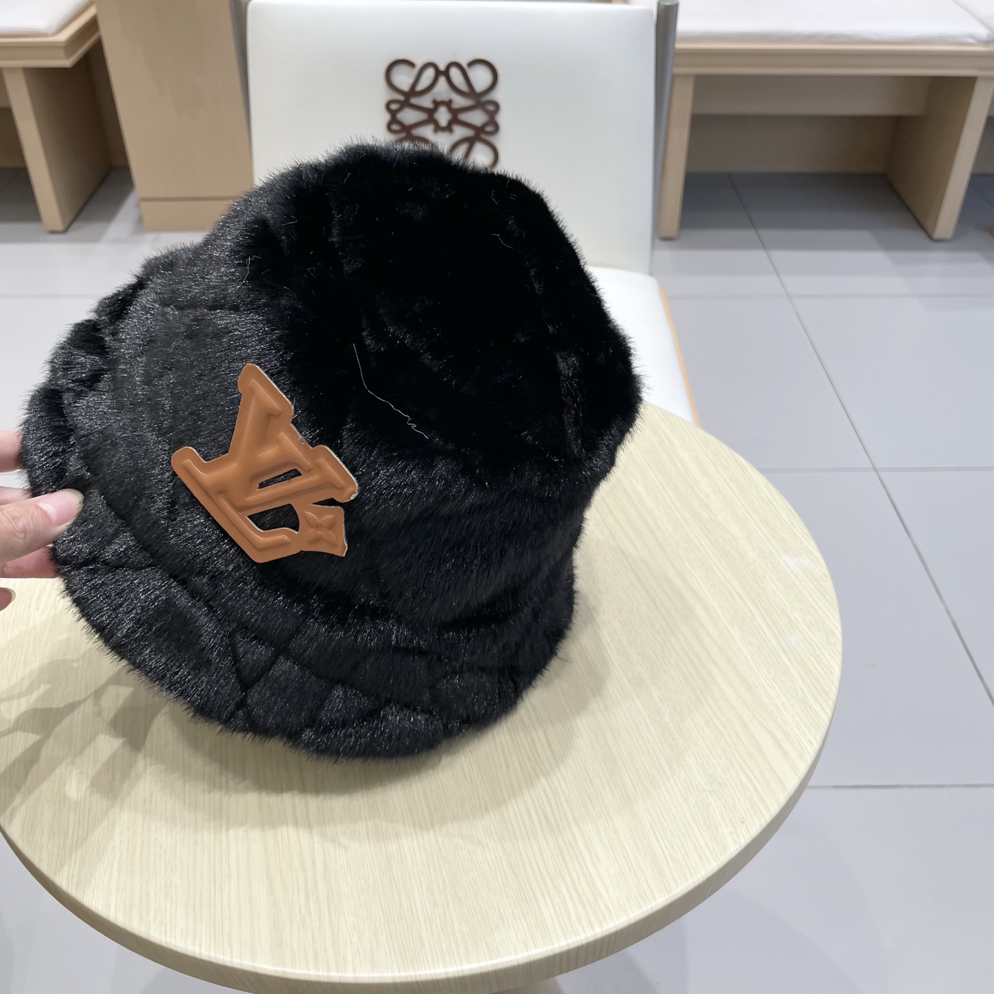 LV(路易威登百搭渔夫帽女冬季毛绒绒户外保暖立体质感时尚高端盆帽显脸小防风