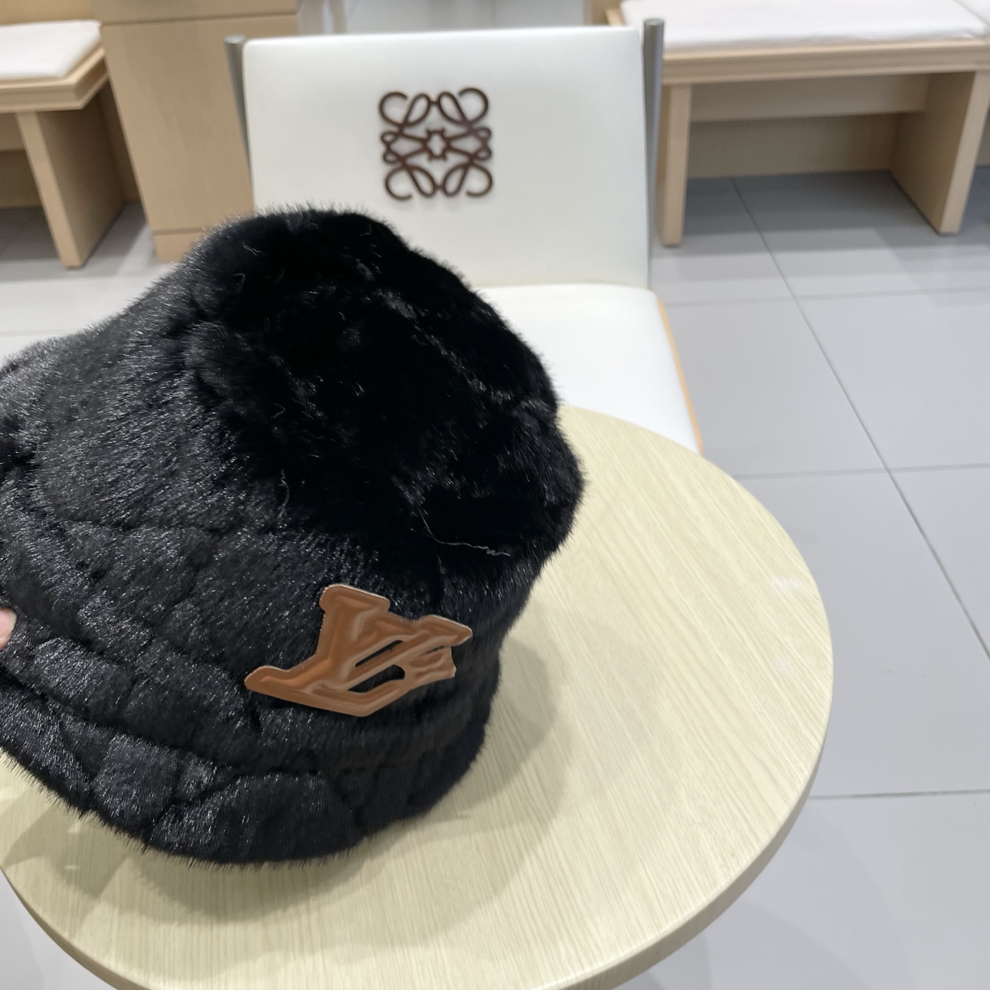 LV(路易威登百搭渔夫帽女冬季毛绒绒户外保暖立体质感时尚高端盆帽显脸小防风