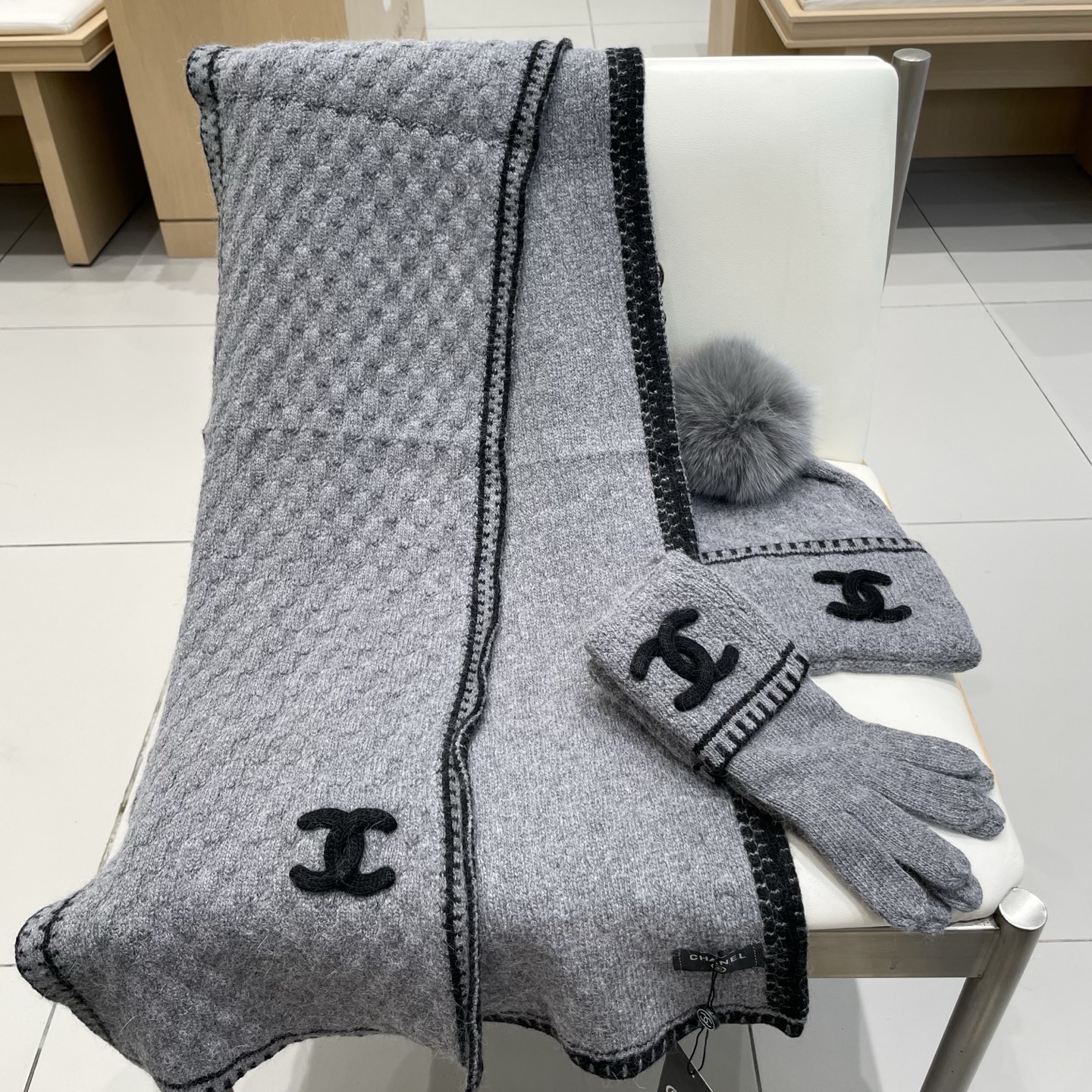 Chanel香奈儿【羊毛三件套套装】帽子➕围巾➕手套！配狐狸毛线帽经典套装帽子！暖暖哒超级舒服～冬日小姐