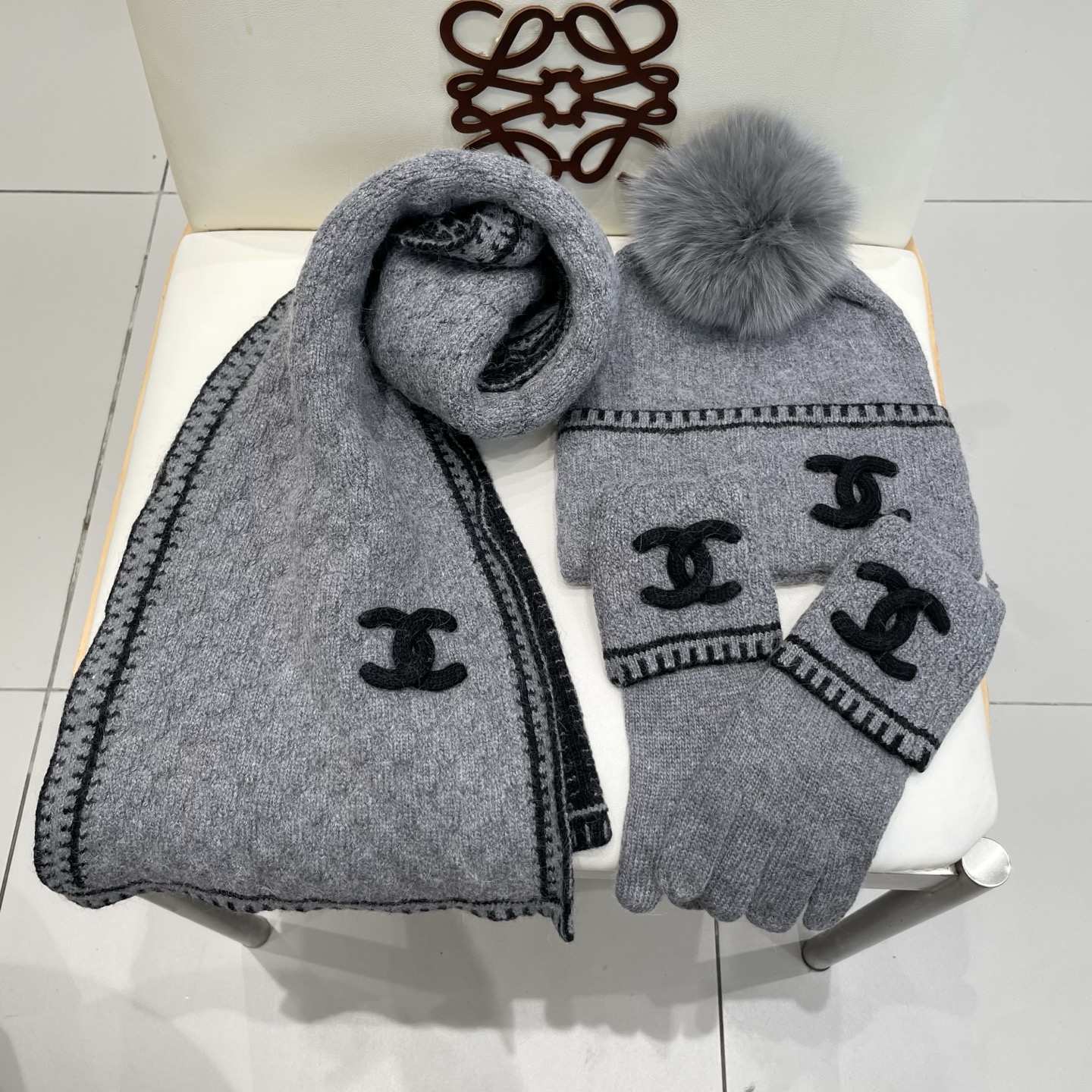 Chanel香奈儿【羊毛三件套套装】帽子➕围巾➕手套！配狐狸毛线帽经典套装帽子！暖暖哒超级舒服～冬日小姐