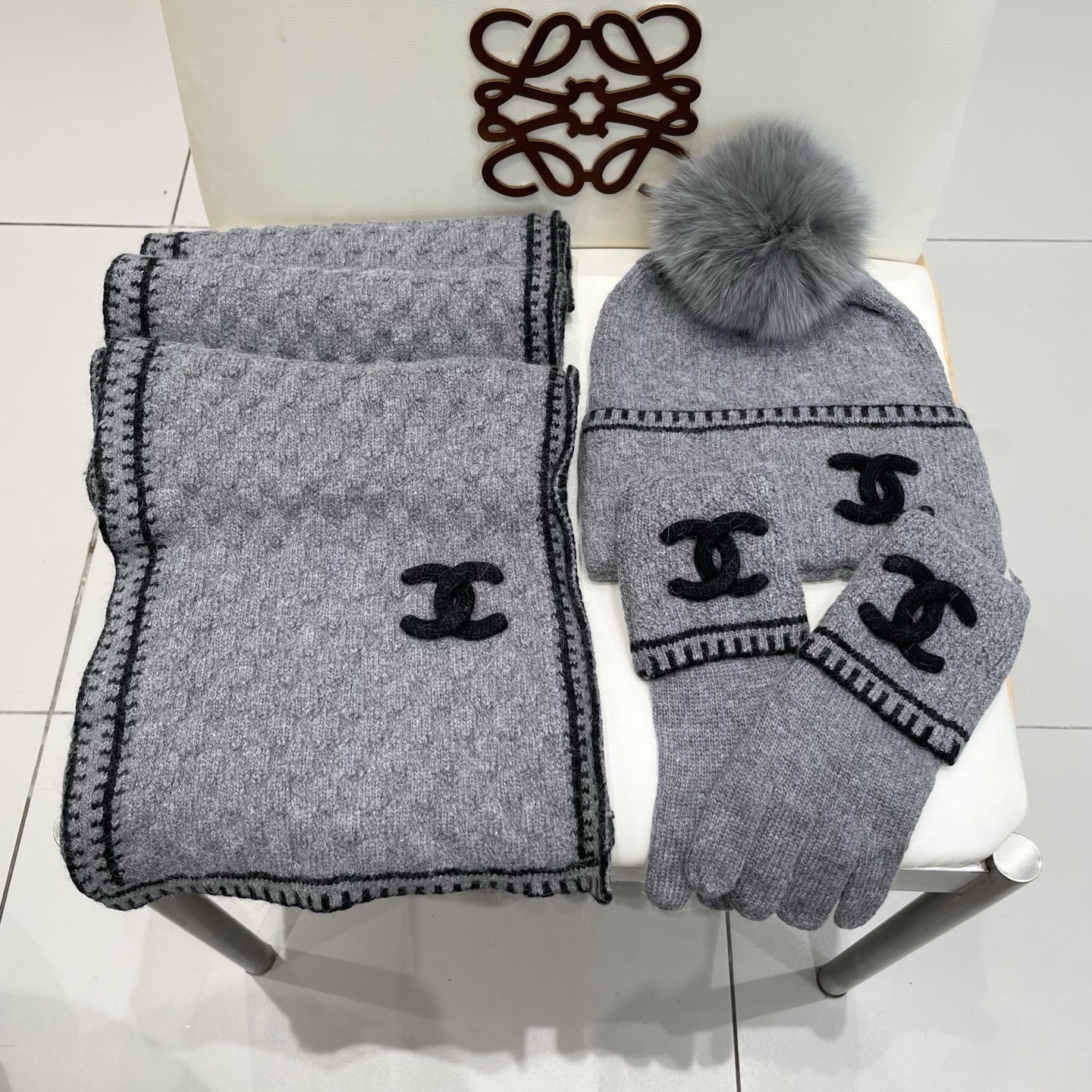 Chanel香奈儿【羊毛三件套套装】帽子➕围巾➕手套！配狐狸毛线帽经典套装帽子！暖暖哒超级舒服～冬日小姐