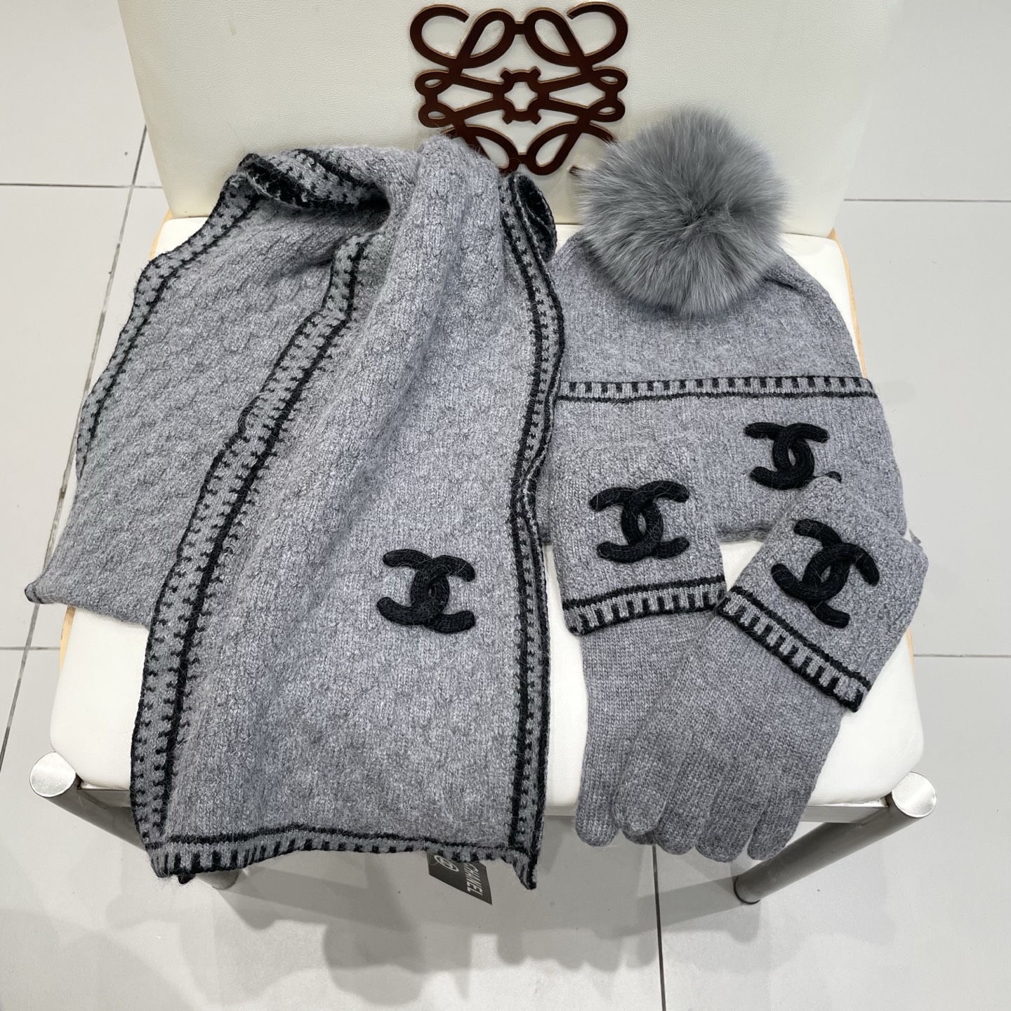 Chanel香奈儿【羊毛三件套套装】帽子➕围巾➕手套！配狐狸毛线帽经典套装帽子！暖暖哒超级舒服～冬日小姐