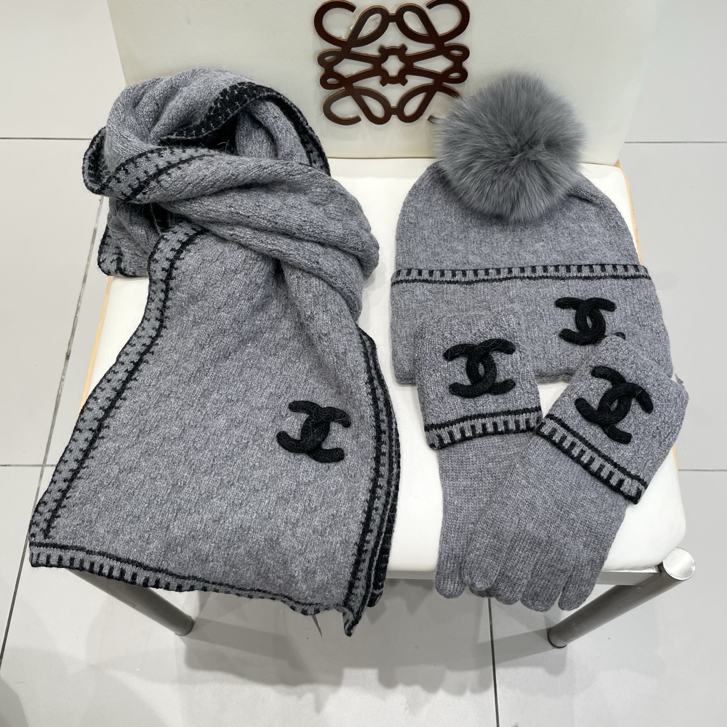 Chanel香奈儿【羊毛三件套套装】帽子➕围巾➕手套！配狐狸毛线帽经典套装帽子！暖暖哒超级舒服～冬日小姐