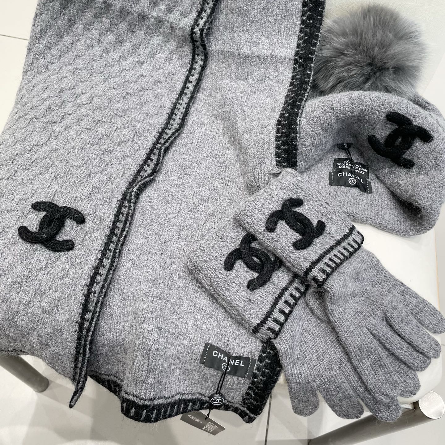 Chanel香奈儿【羊毛三件套套装】帽子➕围巾➕手套！配狐狸毛线帽经典套装帽子！暖暖哒超级舒服～冬日小姐