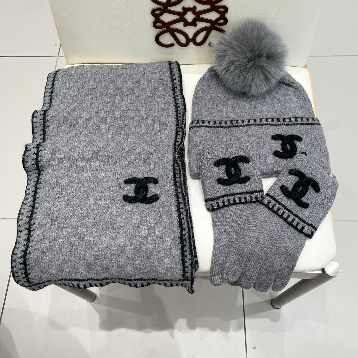 Chanel香奈儿【羊毛三件套套装】帽子➕围巾➕手套！配狐狸毛线帽经典套装帽子！暖暖哒超级舒服～冬日小姐
