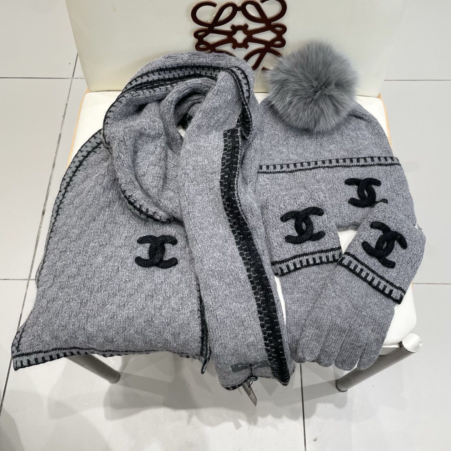 Chanel香奈儿【羊毛三件套套装】帽子➕围巾➕手套！配狐狸毛线帽经典套装帽子！暖暖哒超级舒服～冬日小姐