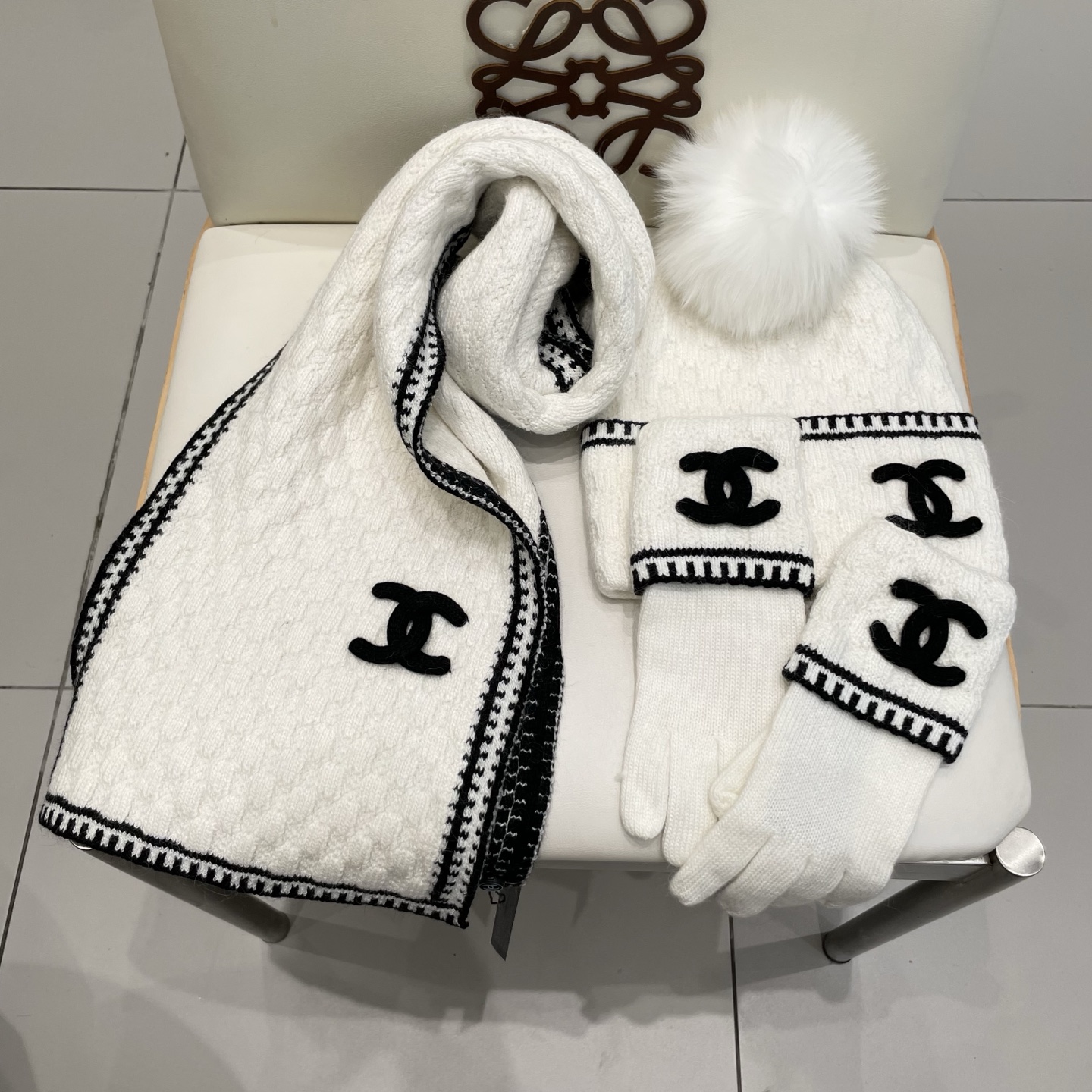 Chanel香奈儿【羊毛三件套套装】帽子➕围巾➕手套！配狐狸毛线帽经典套装帽子！暖暖哒超级舒服～冬日小姐