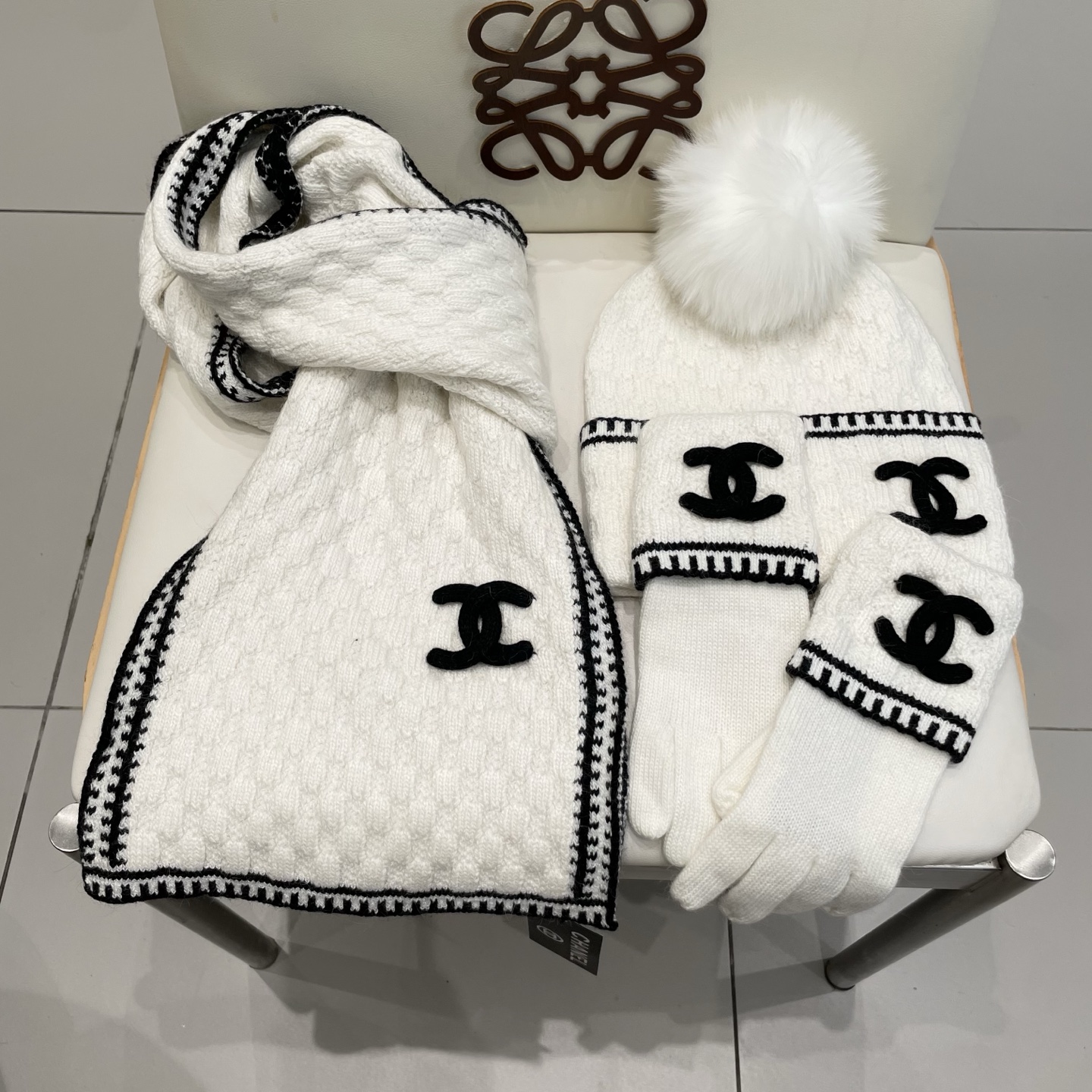 Chanel香奈儿【羊毛三件套套装】帽子➕围巾➕手套！配狐狸毛线帽经典套装帽子！暖暖哒超级舒服～冬日小姐